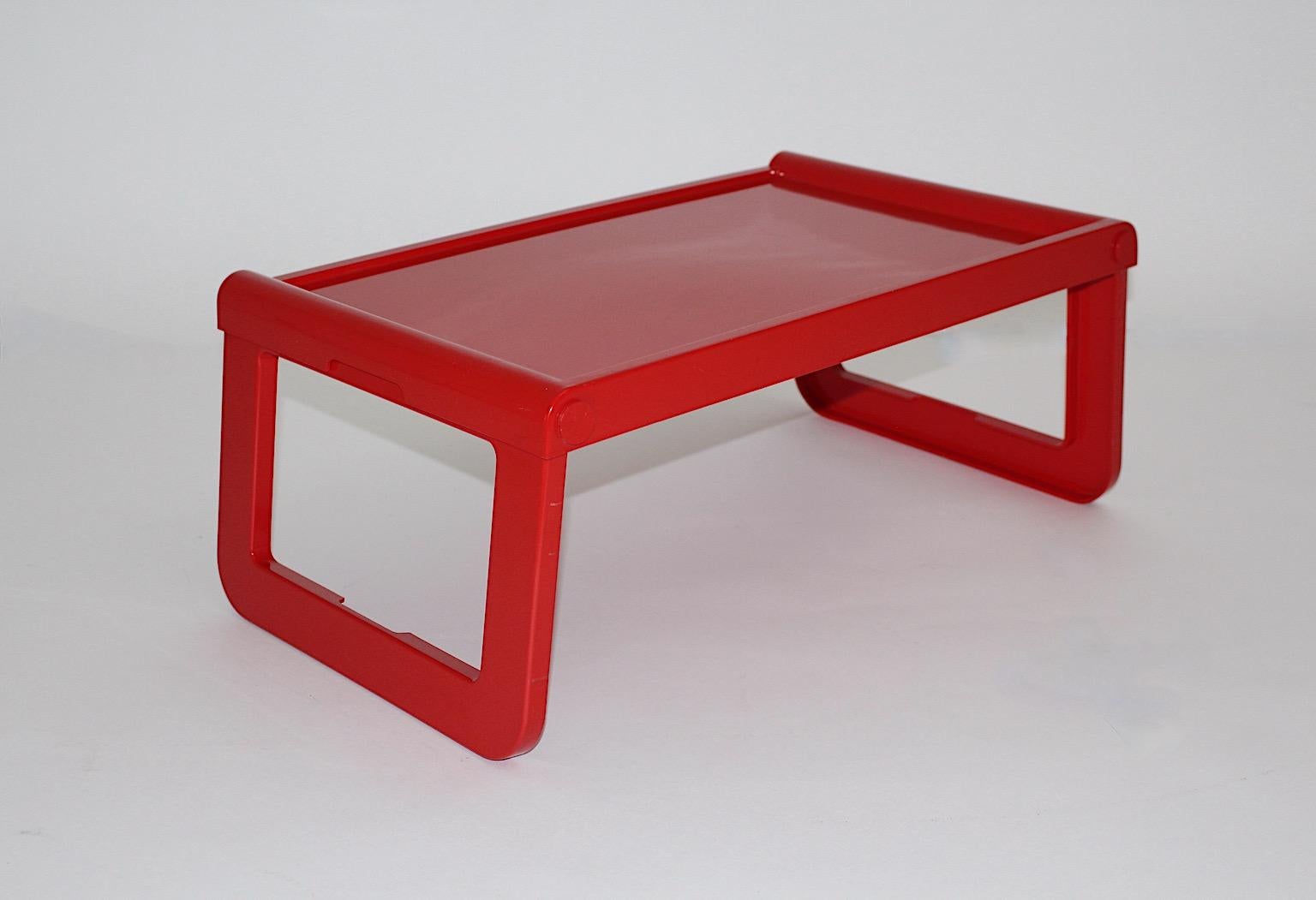 Space Age rouge vintage plateau ou table de petit déjeuner Modèle pepito de plastique conçu par Luigi Massoni Grafico Studio Zeto pour Guzzini 1970 Italie.
Parfait pour être utilisé comme table de petit-déjeuner pliable ou plateau ou comme table