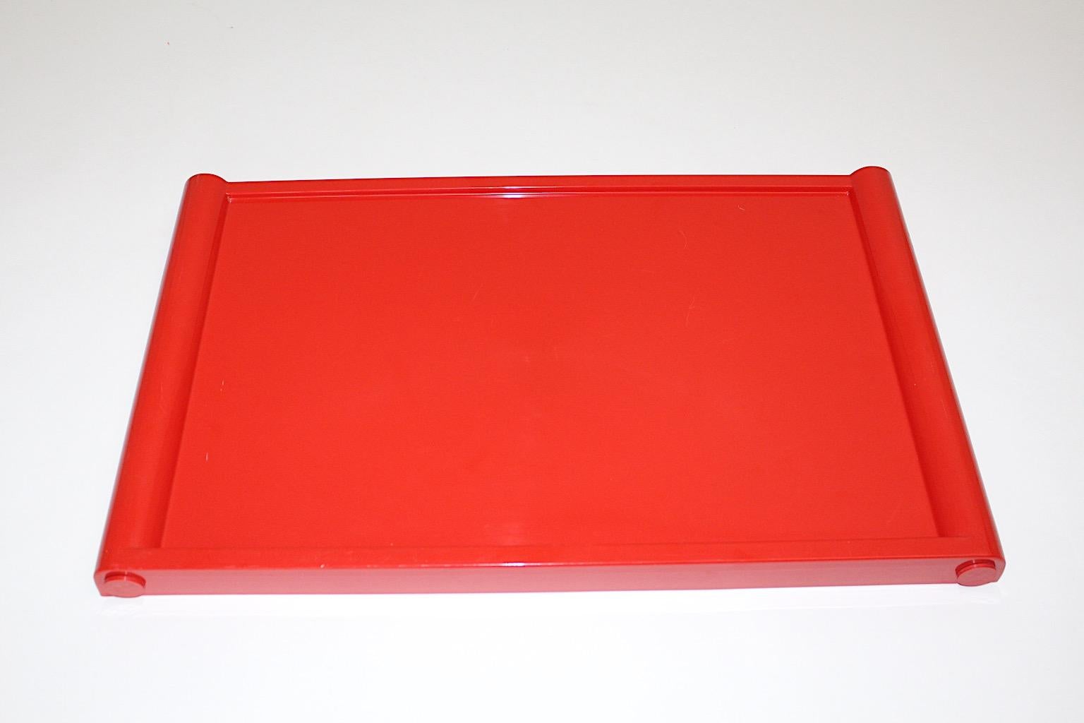 Ère spatiale Table de chevet à plateau en plastique rouge de l'ère spatiale Luigi Massoni Guzzini, 1970, Italie en vente