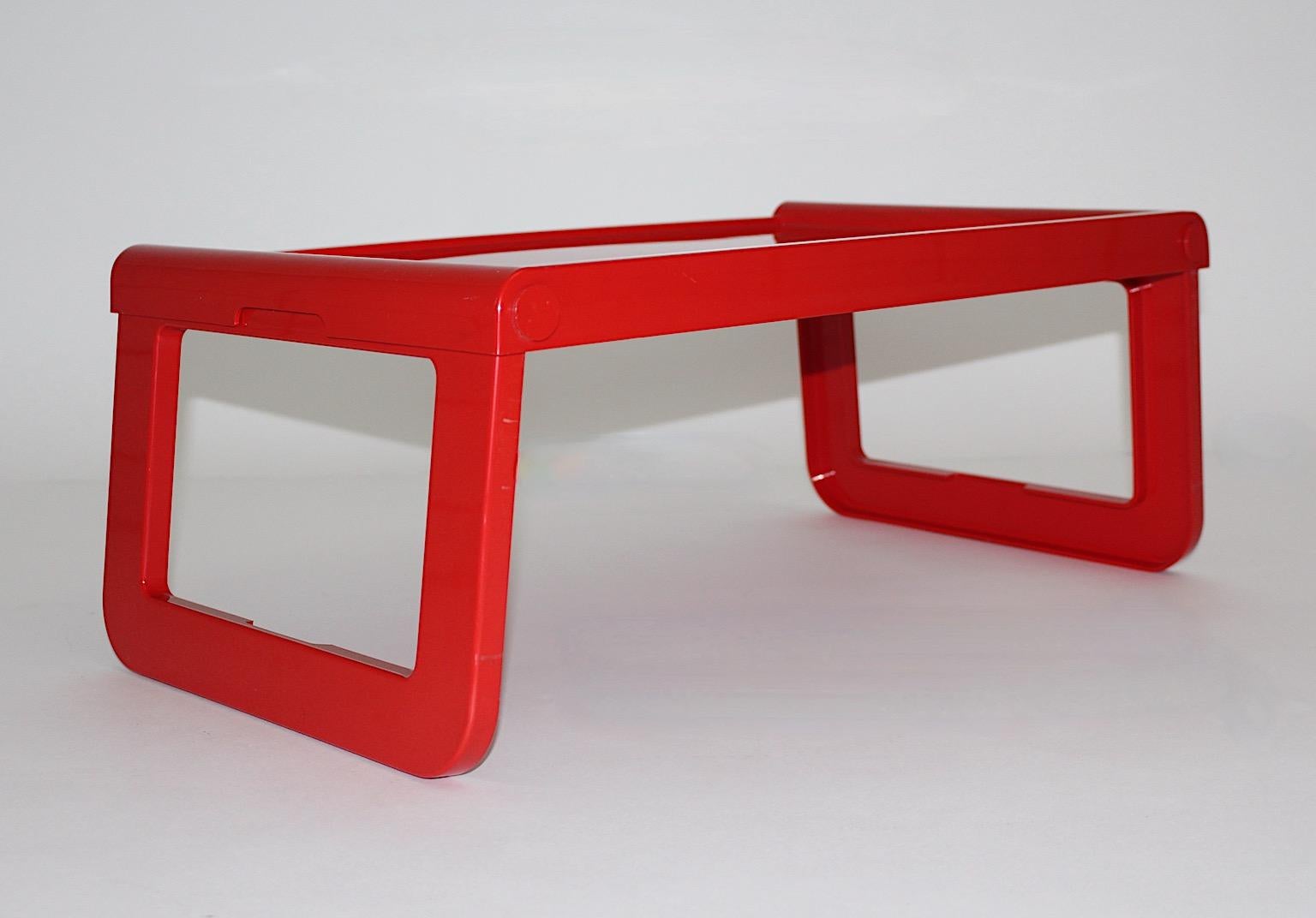 italien Table de chevet à plateau en plastique rouge de l'ère spatiale Luigi Massoni Guzzini, 1970, Italie en vente