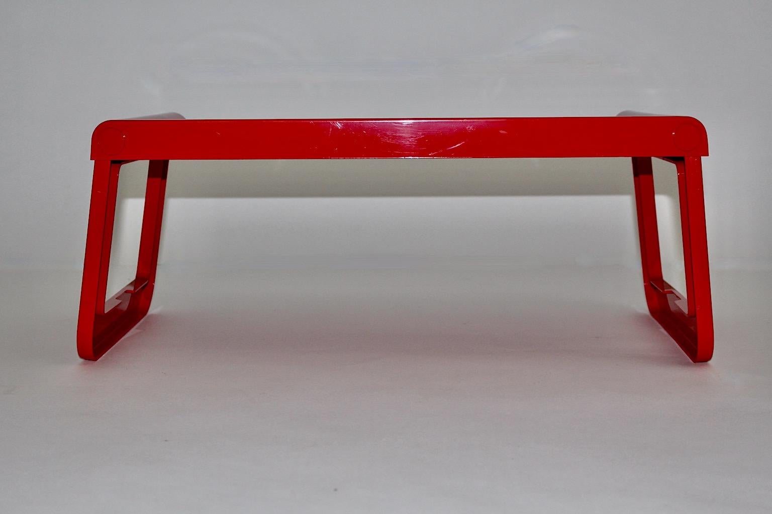 Plastique Table de chevet à plateau en plastique rouge de l'ère spatiale Luigi Massoni Guzzini, 1970, Italie en vente