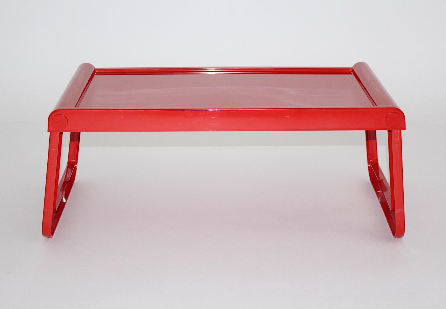 Table de chevet à plateau en plastique rouge de l'ère spatiale Luigi Massoni Guzzini, 1970, Italie en vente 1
