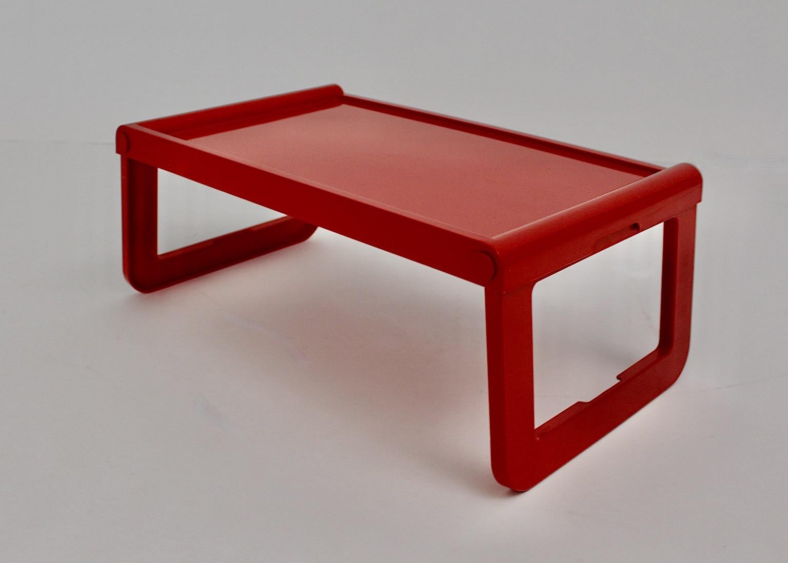 Table de chevet à plateau en plastique rouge de l'ère spatiale Luigi Massoni Guzzini, 1970, Italie en vente 2