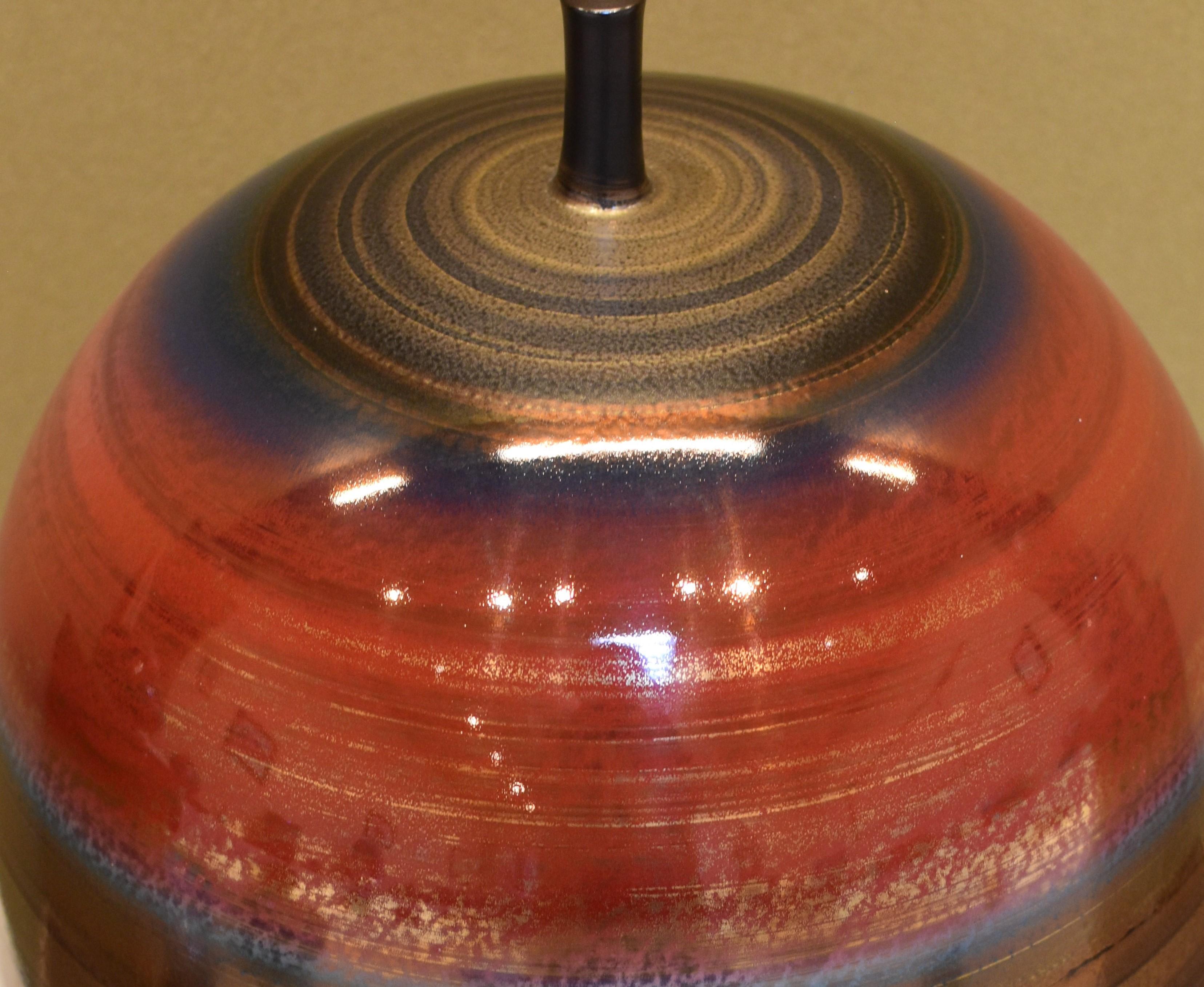 Extraordinaire grand vase contemporain en porcelaine décorative émaillée à la main en rouge, platine et or sur une forme de cloche étonnante et unique, un chef-d'œuvre d'exposition primé de Sadamatsu, un maître porcelainier de la région