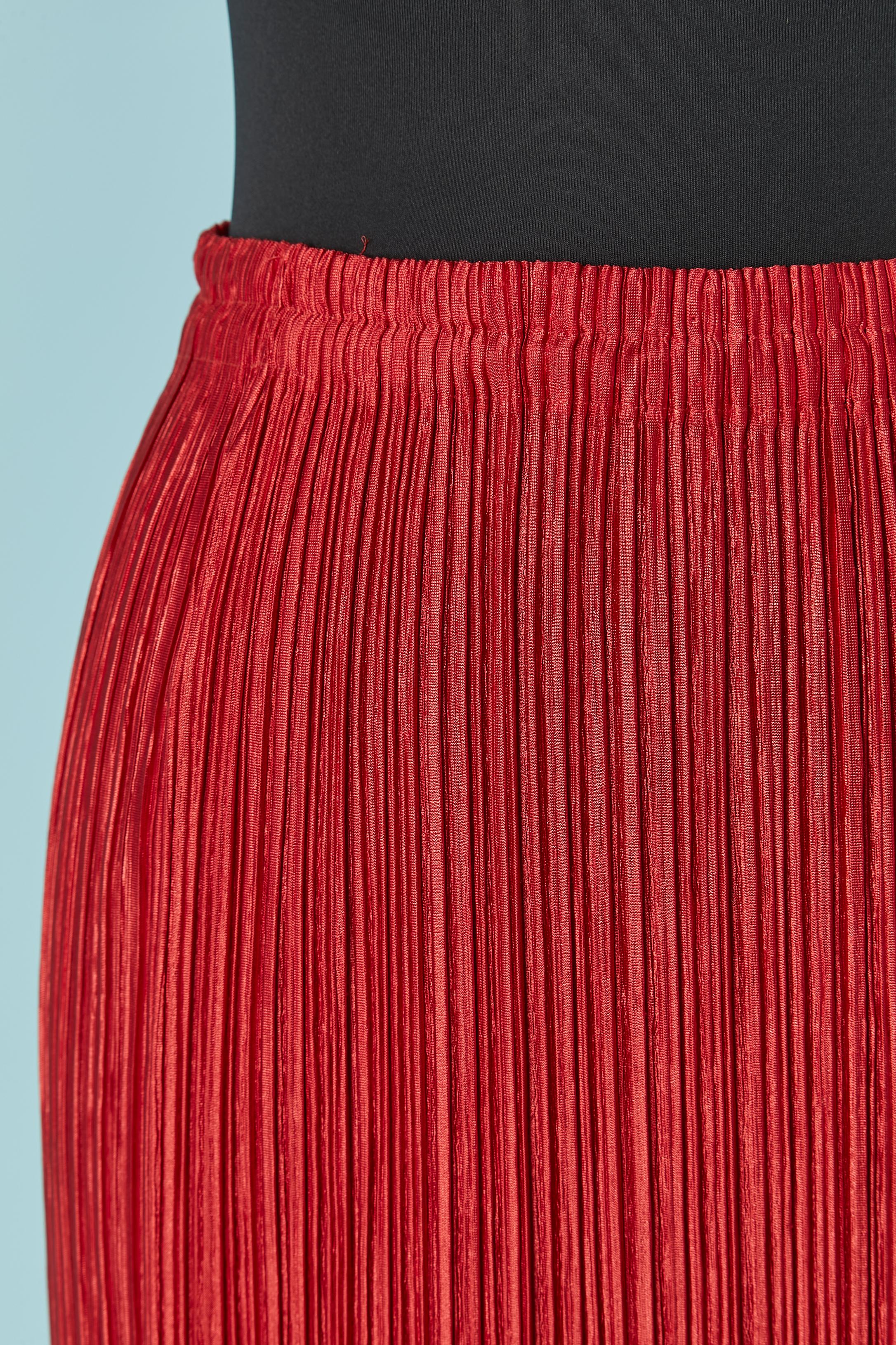 Red pleated skirt. Fabric composition: 100% polyester. Elastic band on the waist. 
SIZE S 