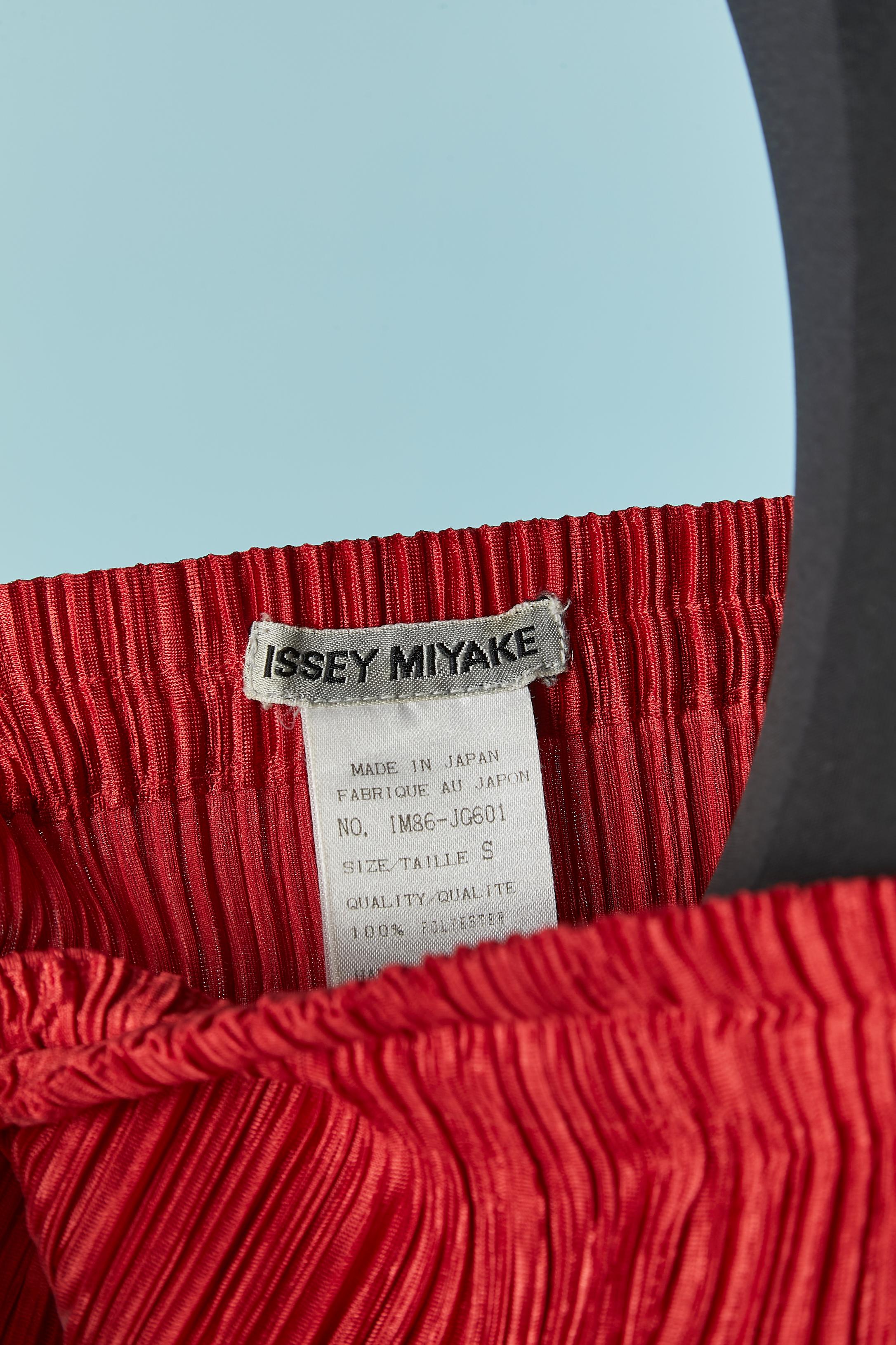 Red pleated skirt ISSEY MIYAKE For Sale 2