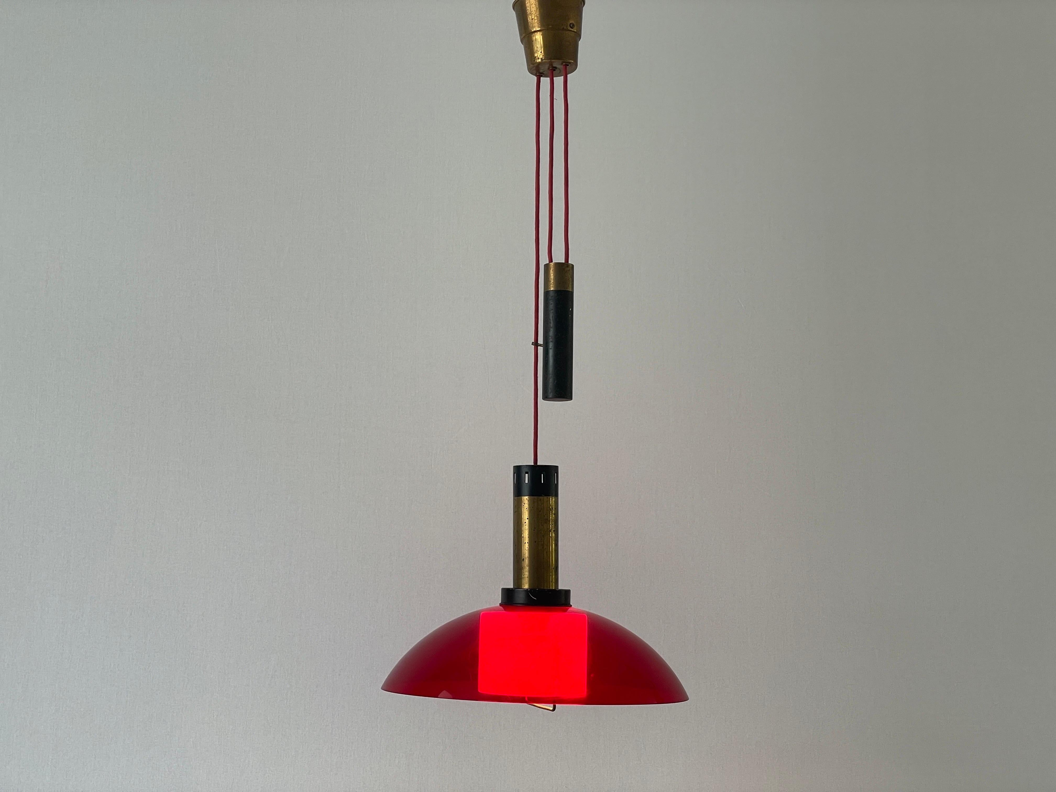 Lámpara colgante de contrapeso de cristal y plexiglás rojo de Stilux, años 60, Italia en venta 4