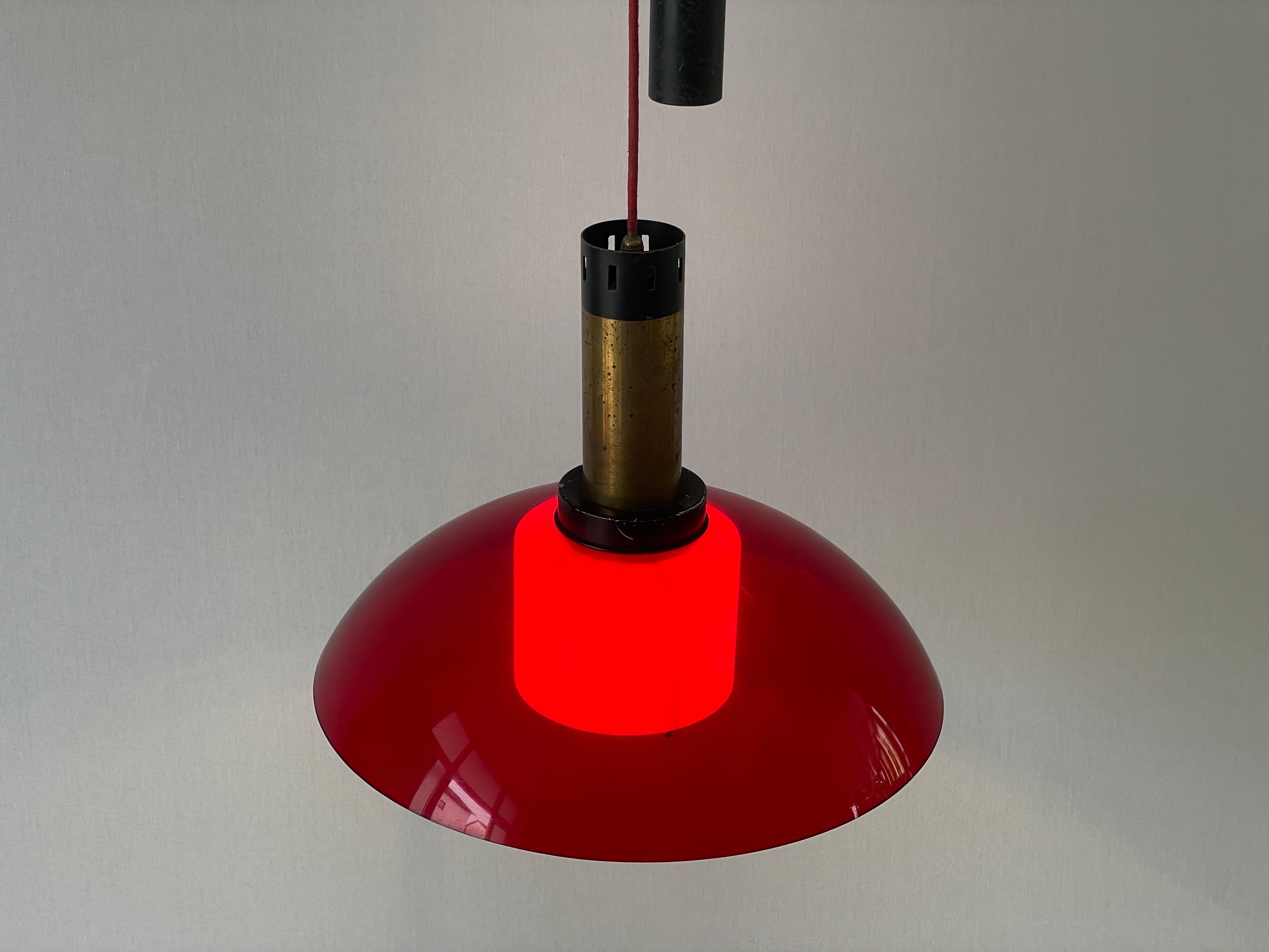 Lámpara colgante de contrapeso de cristal y plexiglás rojo de Stilux, años 60, Italia en venta 5