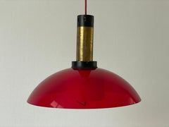 Lampe à suspension contrepoids en plexiglas rouge et verre de Stilux, années 1960, Italie