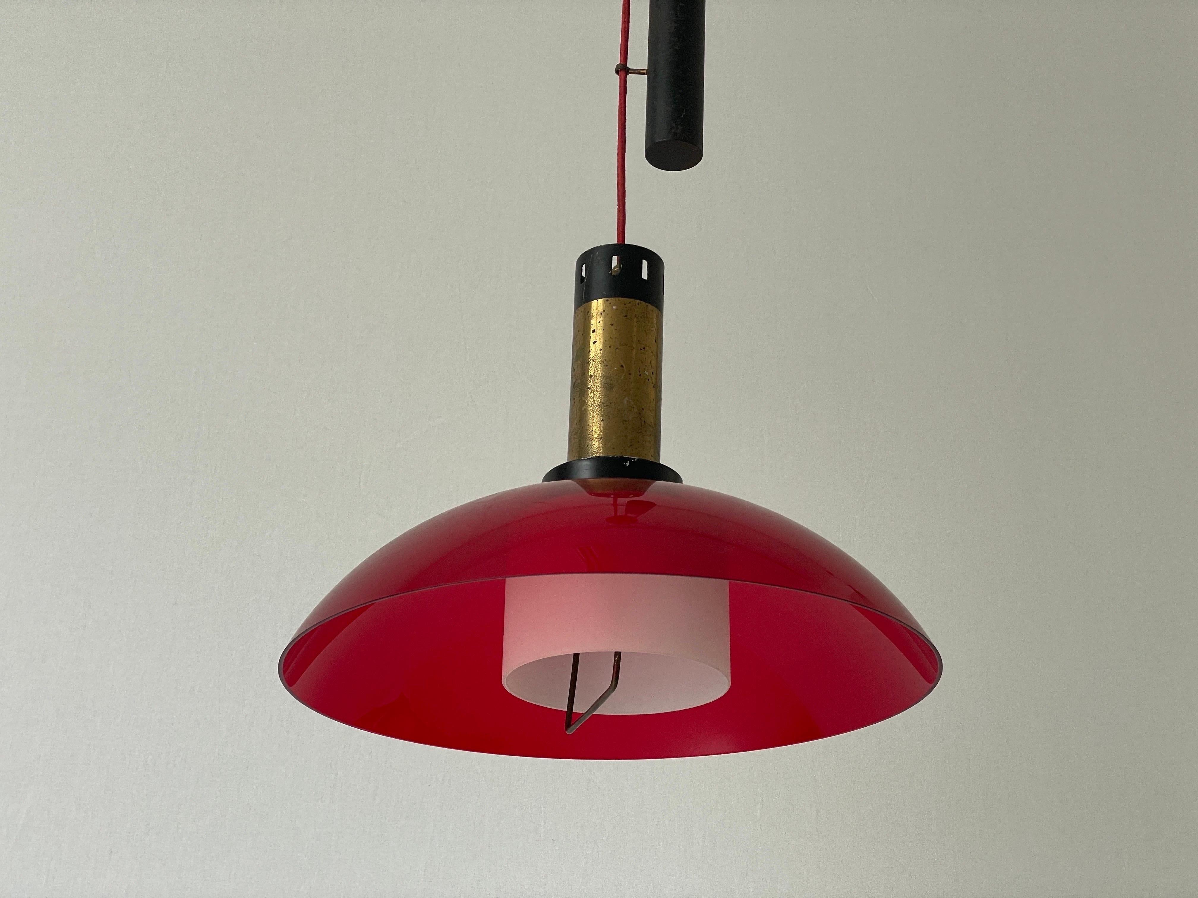 Lámpara colgante de contrapeso de cristal y plexiglás rojo de Stilux, años 60, Italia Moderno de mediados de siglo en venta