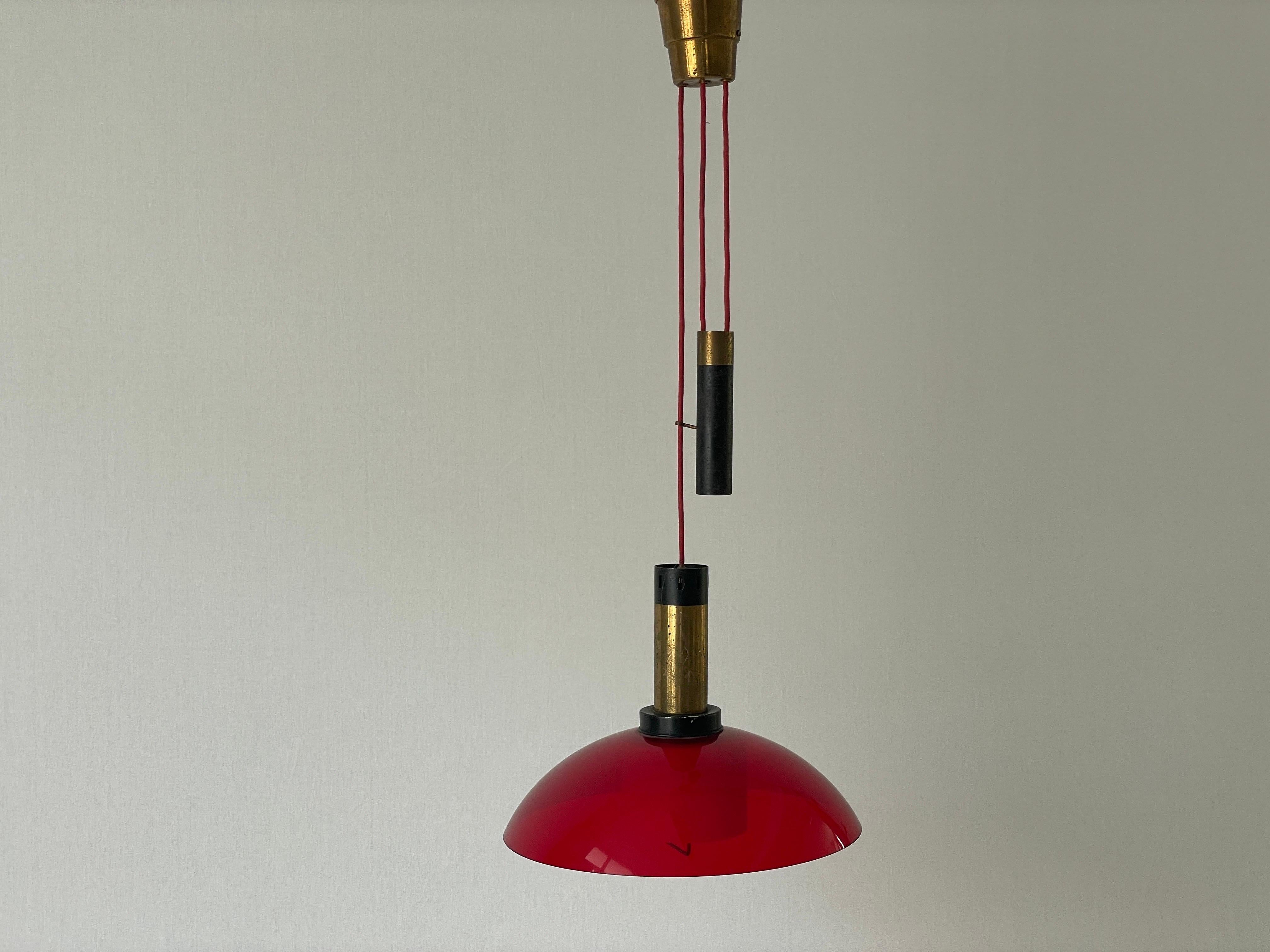Lámpara colgante de contrapeso de cristal y plexiglás rojo de Stilux, años 60, Italia Italiano en venta