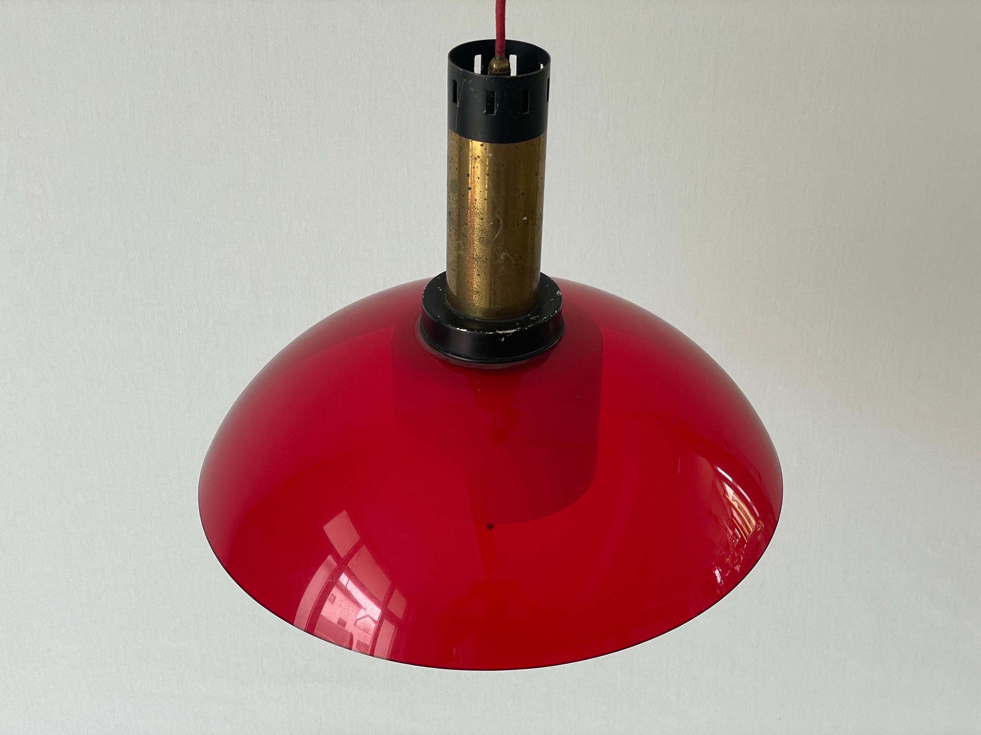 Lámpara colgante de contrapeso de cristal y plexiglás rojo de Stilux, años 60, Italia en Bueno estado para la venta en Hagenbach, DE