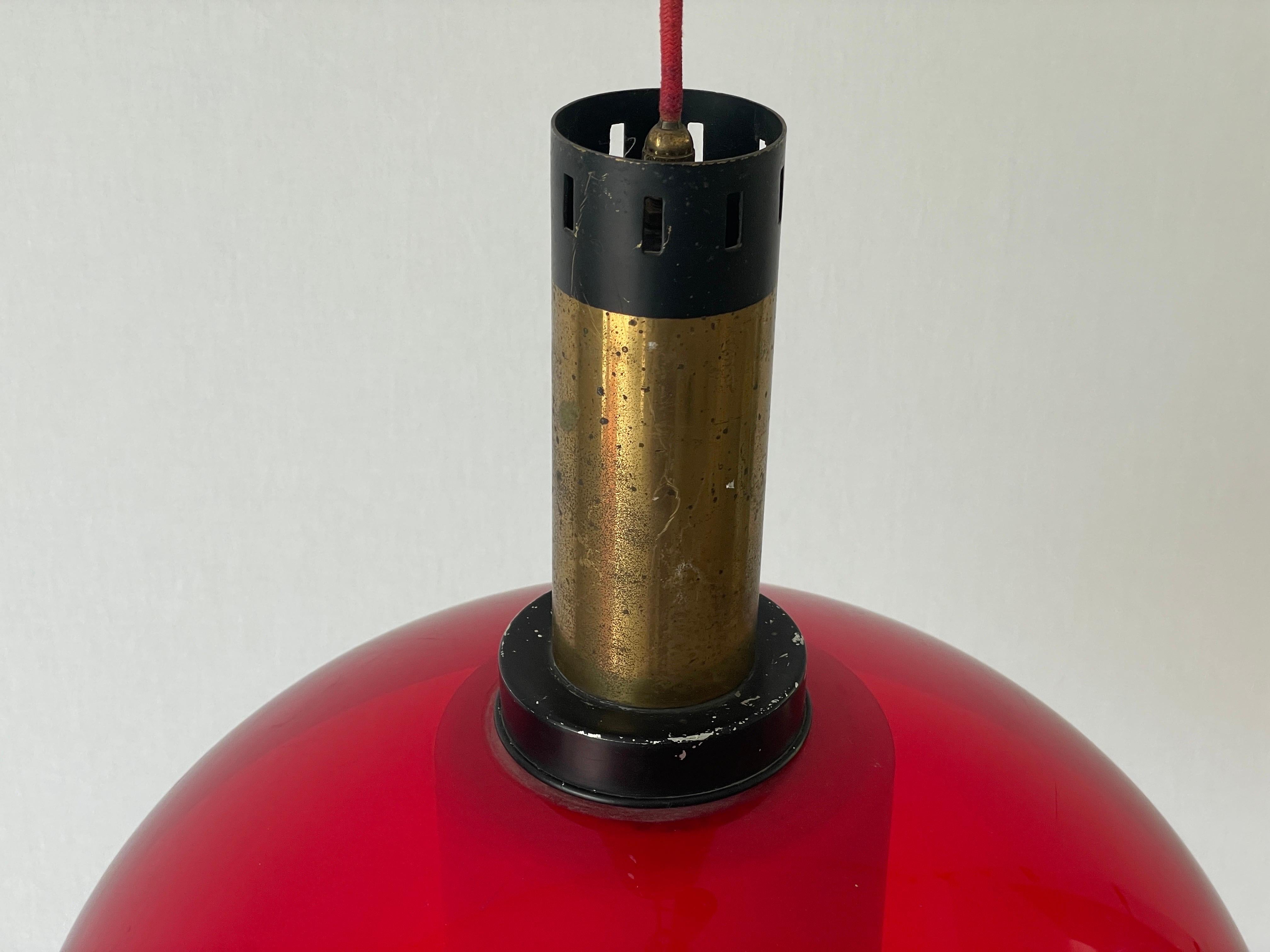 Lámpara colgante de contrapeso de cristal y plexiglás rojo de Stilux, años 60, Italia Metal en venta
