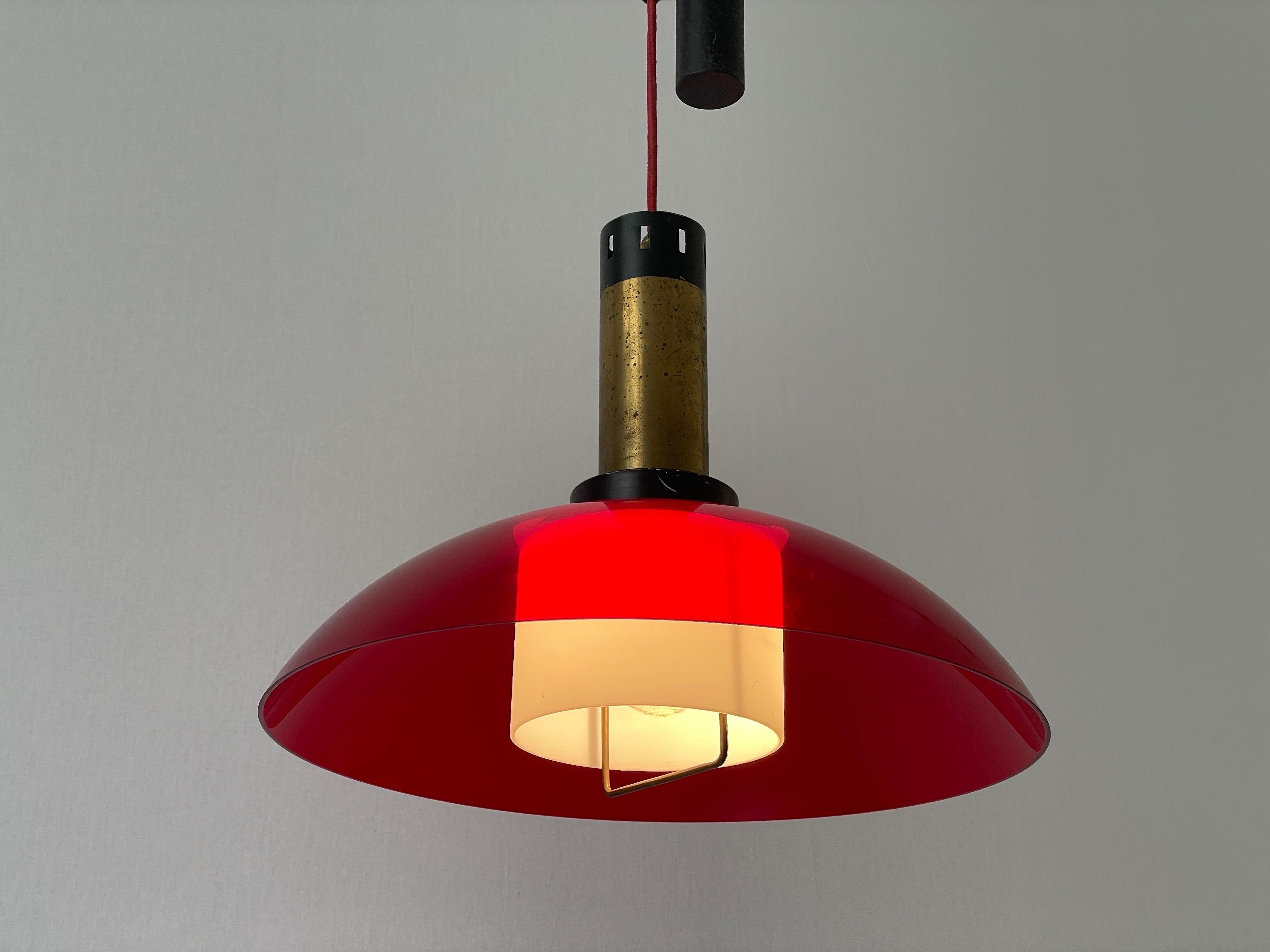 Lámpara colgante de contrapeso de cristal y plexiglás rojo de Stilux, años 60, Italia en venta 1