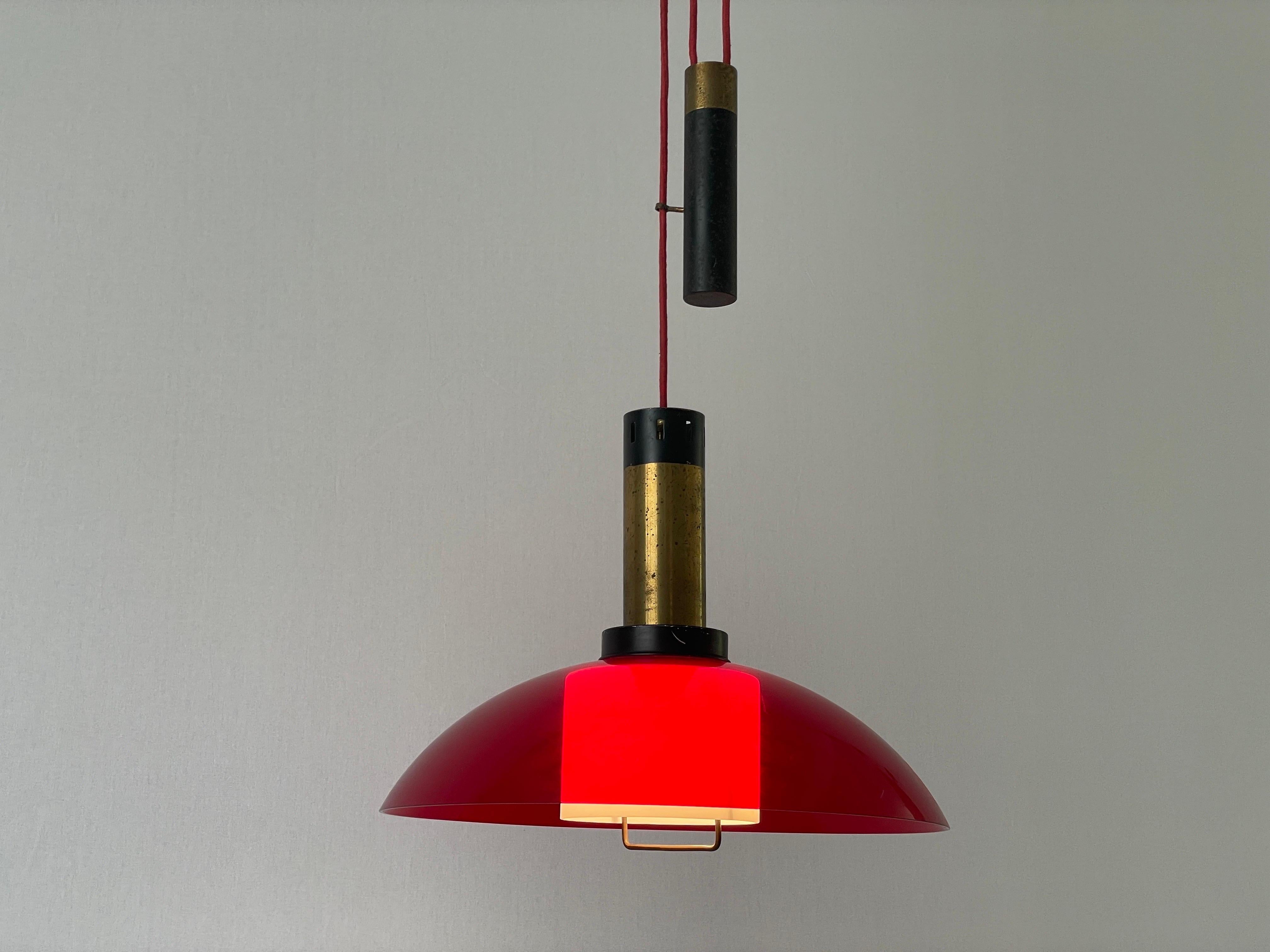 Lámpara colgante de contrapeso de cristal y plexiglás rojo de Stilux, años 60, Italia en venta 2