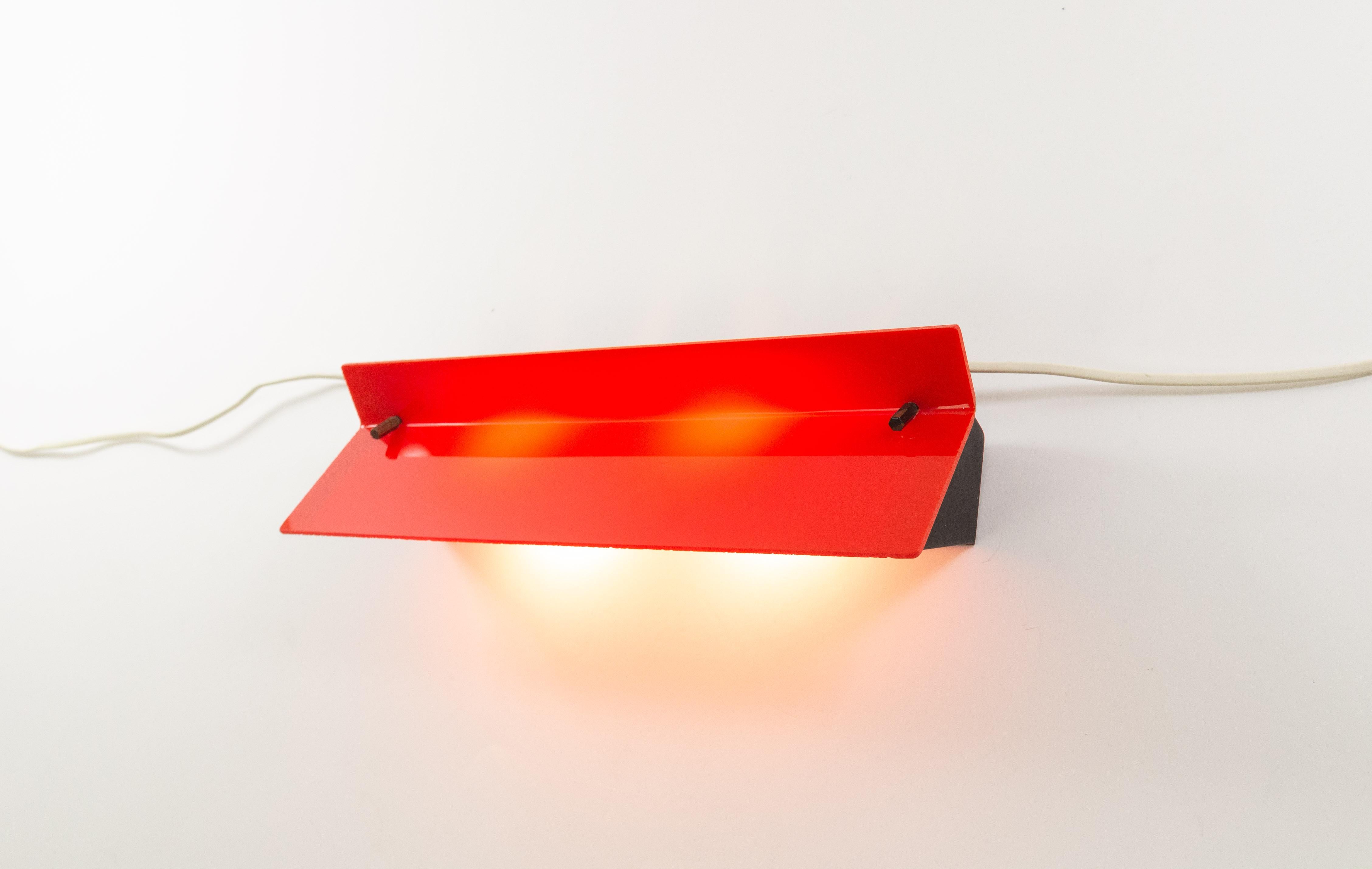 Red Plexiglass and Metal Wall Lamp by Stilnovo, 1960s In Good Condition For Sale In Rotterdam, NL