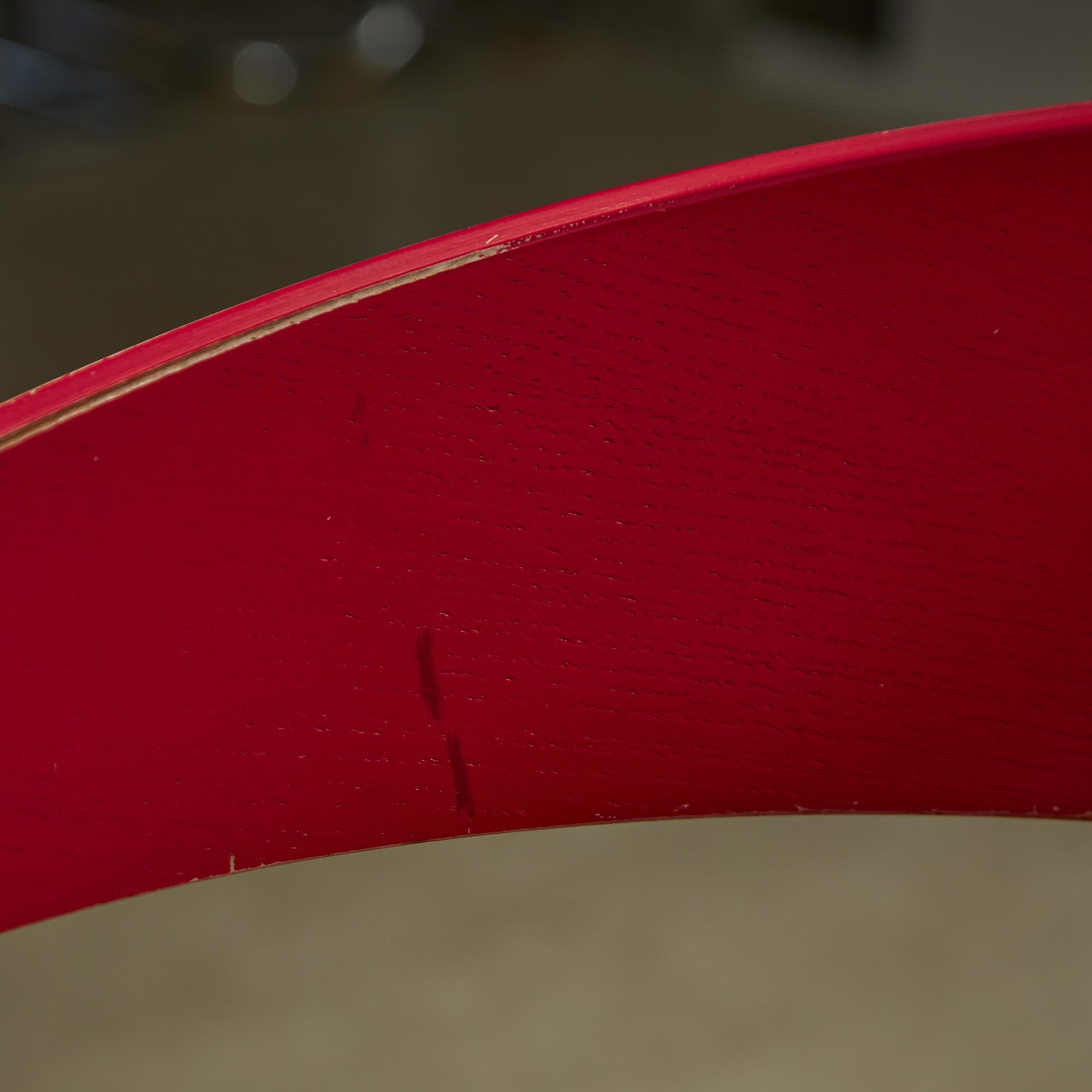 Sedia in compensato rosso e struttura in metallo curvato in vendita 5