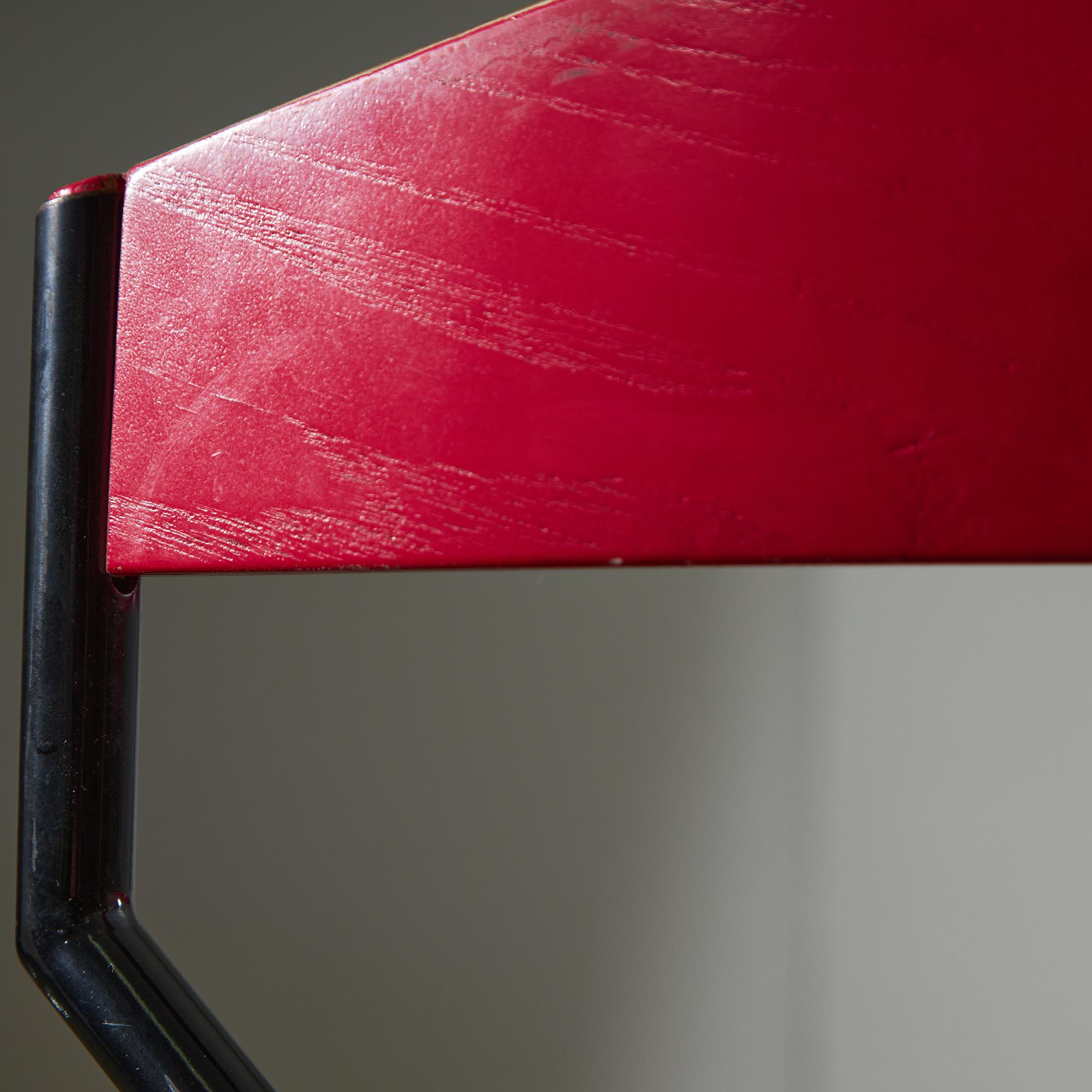 Sedia in compensato rosso e struttura in metallo curvato in vendita 7
