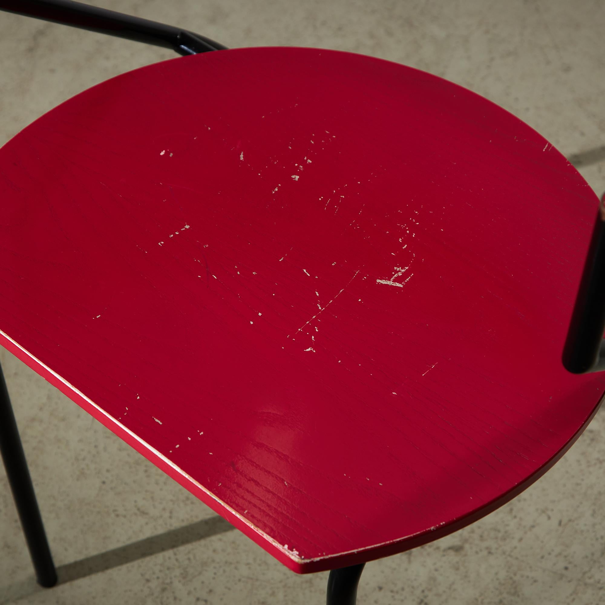 Sedia in compensato rosso e struttura in metallo curvato in vendita 8