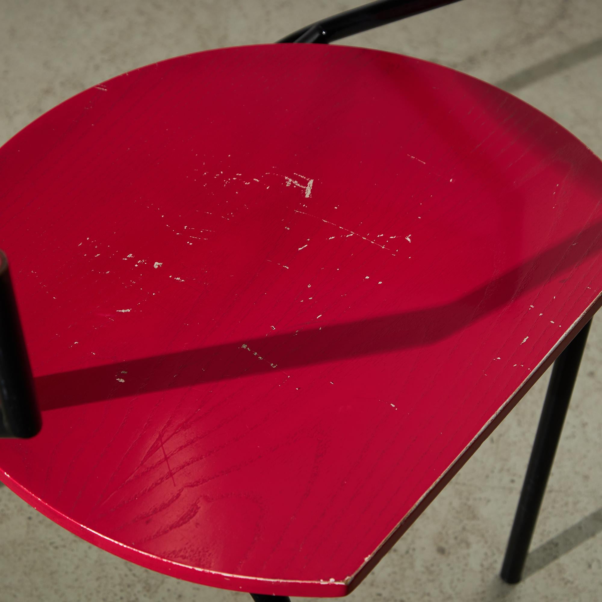 Sedia in compensato rosso e struttura in metallo curvato in vendita 9
