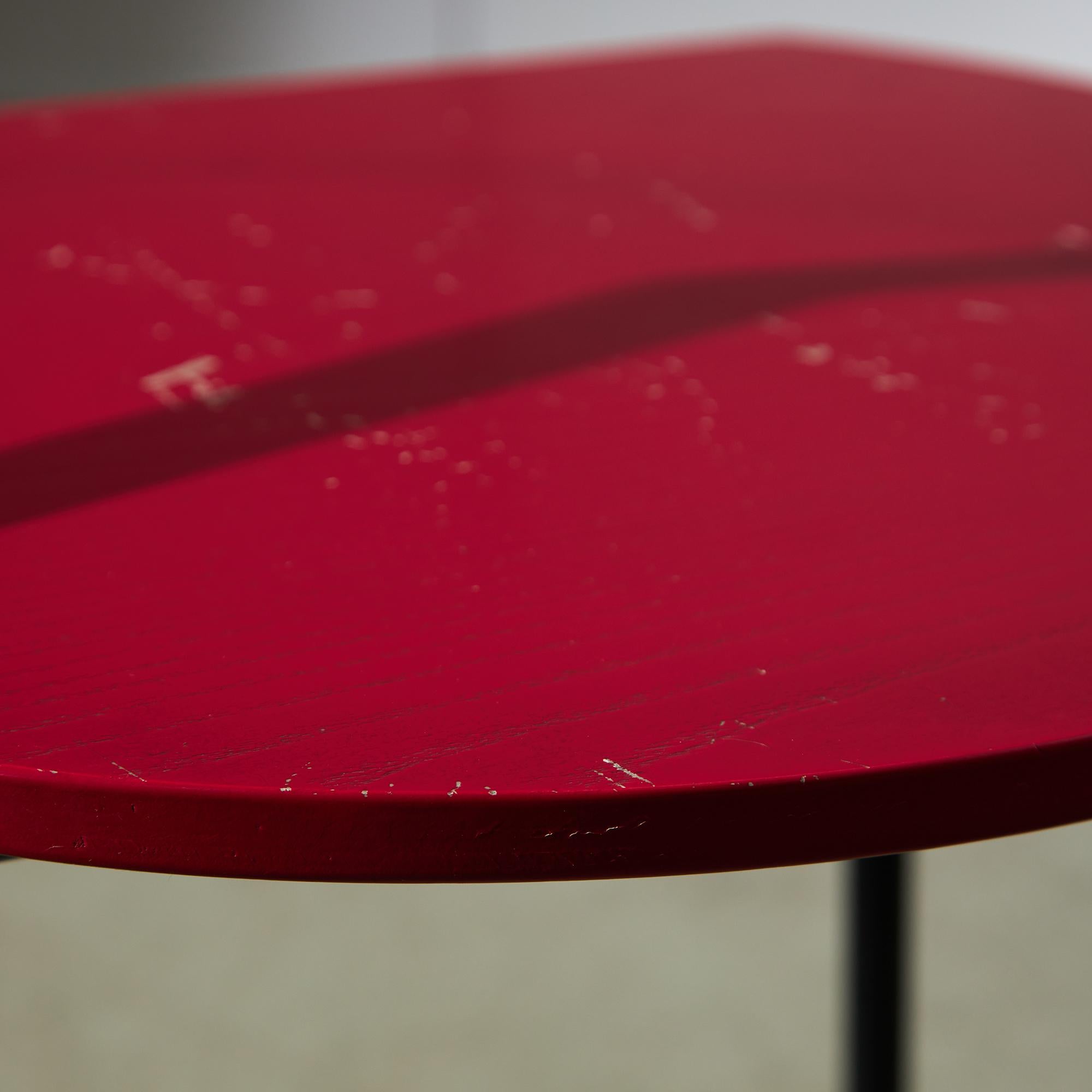 Sedia in compensato rosso e struttura in metallo curvato in vendita 10