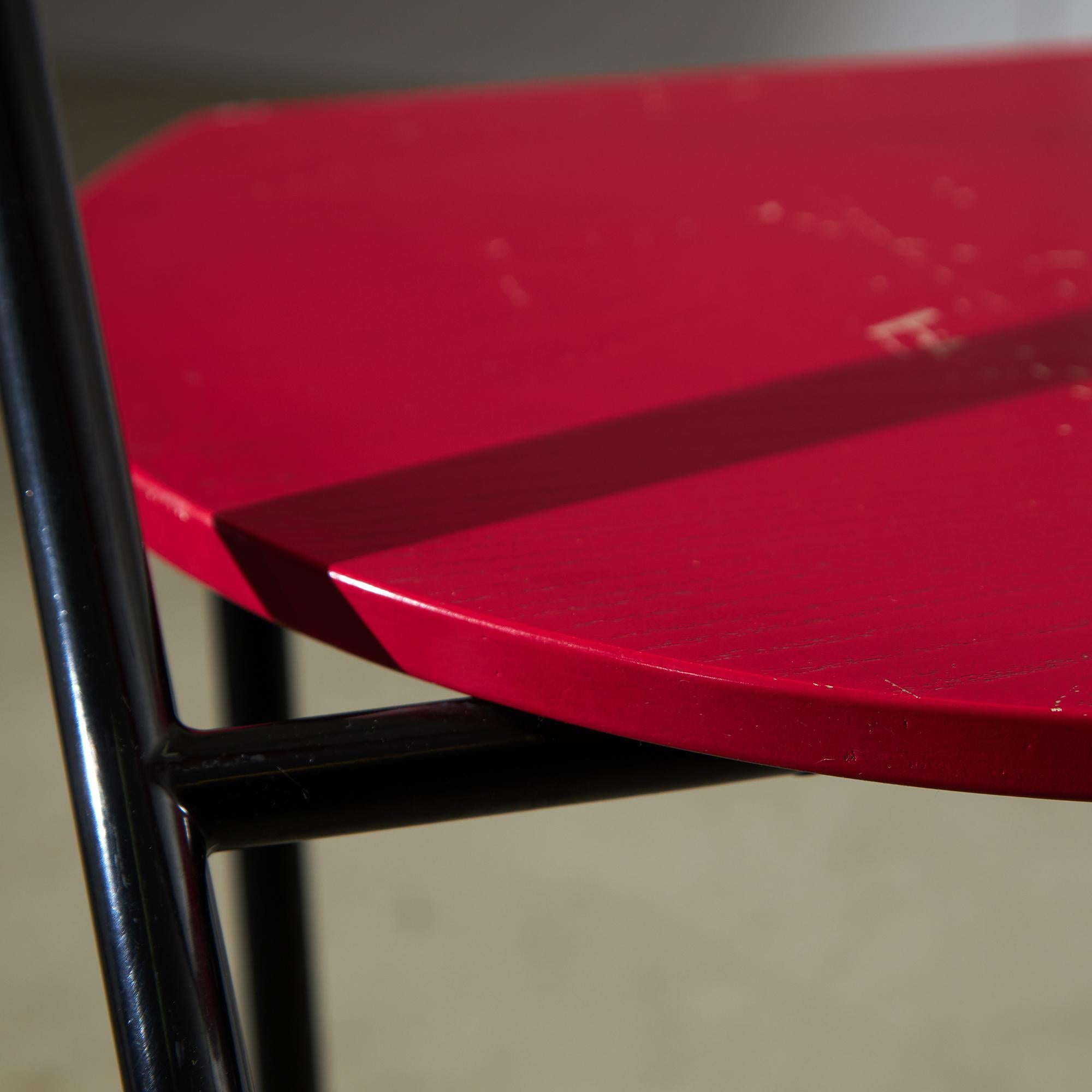Sedia in compensato rosso e struttura in metallo curvato in vendita 11