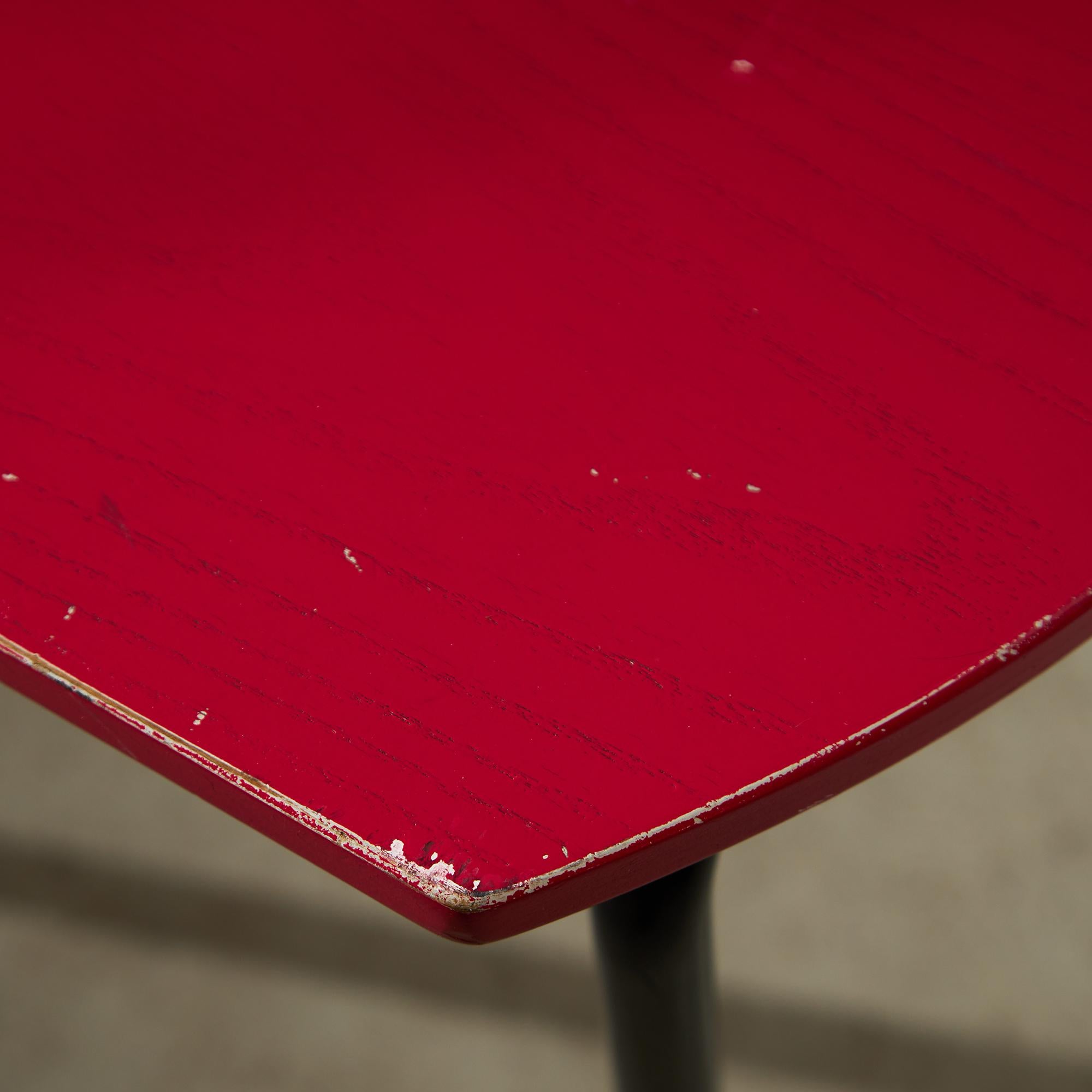Sedia in compensato rosso e struttura in metallo curvato in vendita 12