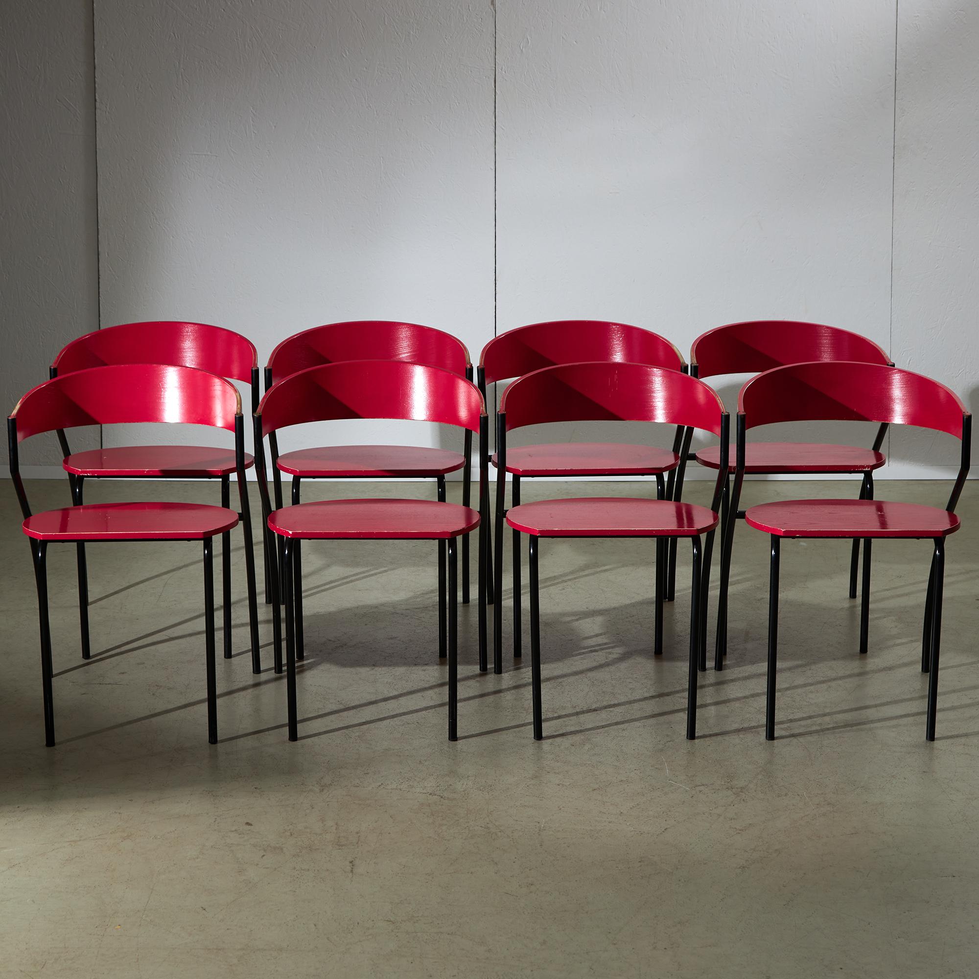 Ti presentiamo le nostre accattivanti sedie in compensato e metallo nero, dove il design vivace incontra il fascino vintage. Ogni sedia presenta una struttura in metallo splendidamente curvata che crea una dinamica unica quando viene disposta