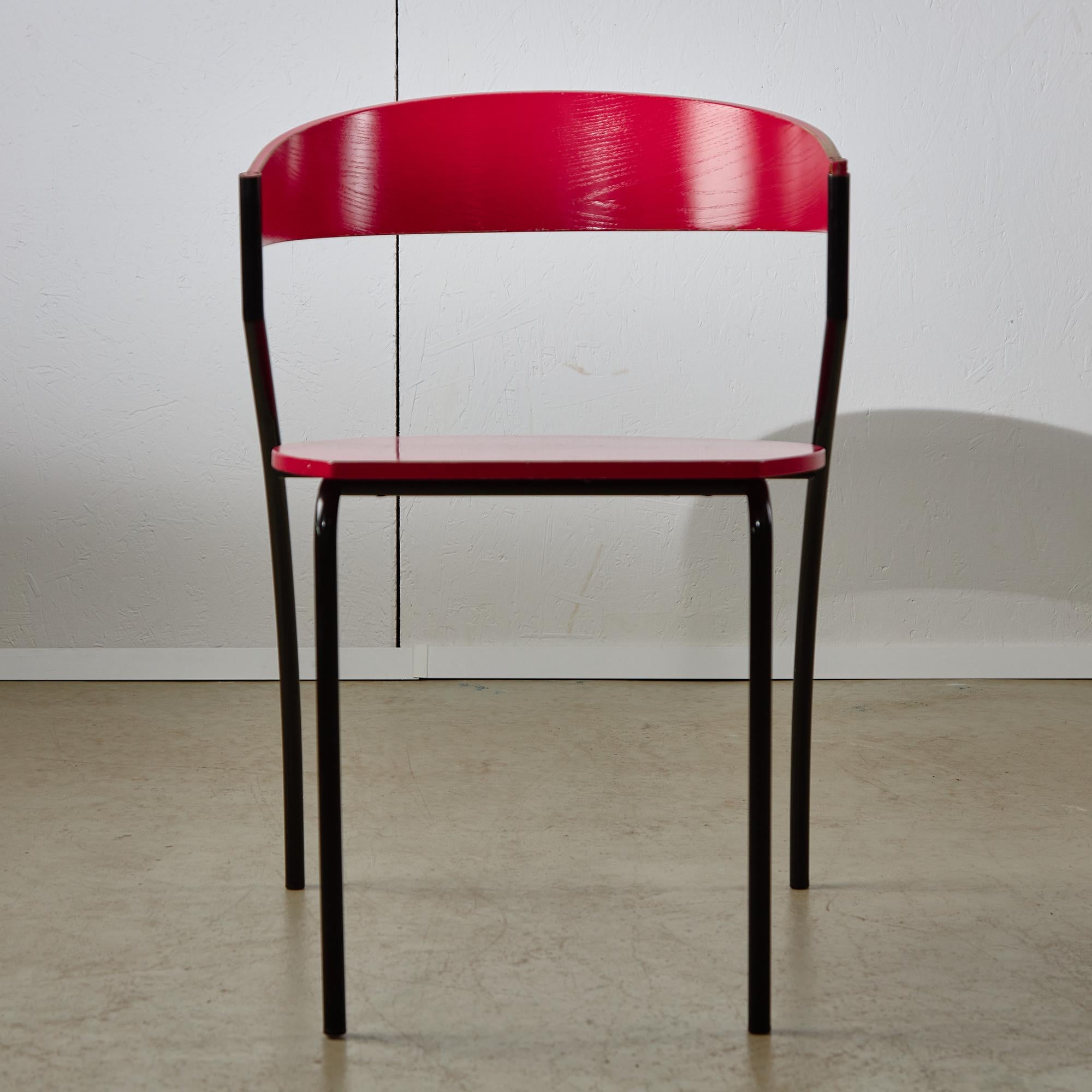Fine XX secolo Sedia in compensato rosso e struttura in metallo curvato in vendita