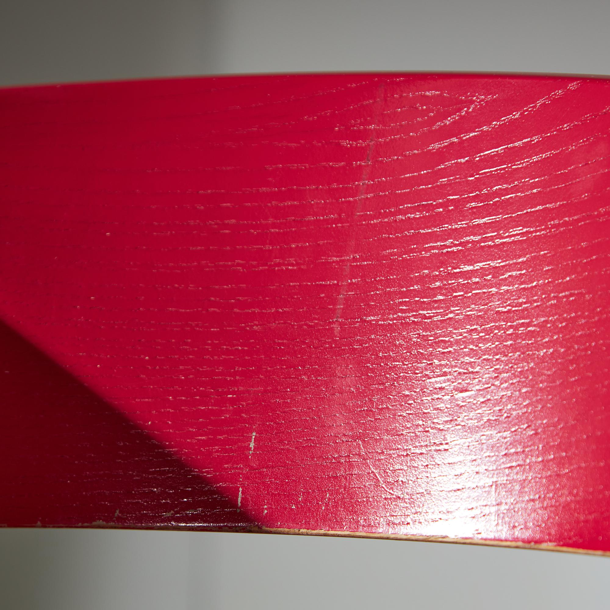 Sedia in compensato rosso e struttura in metallo curvato in vendita 3