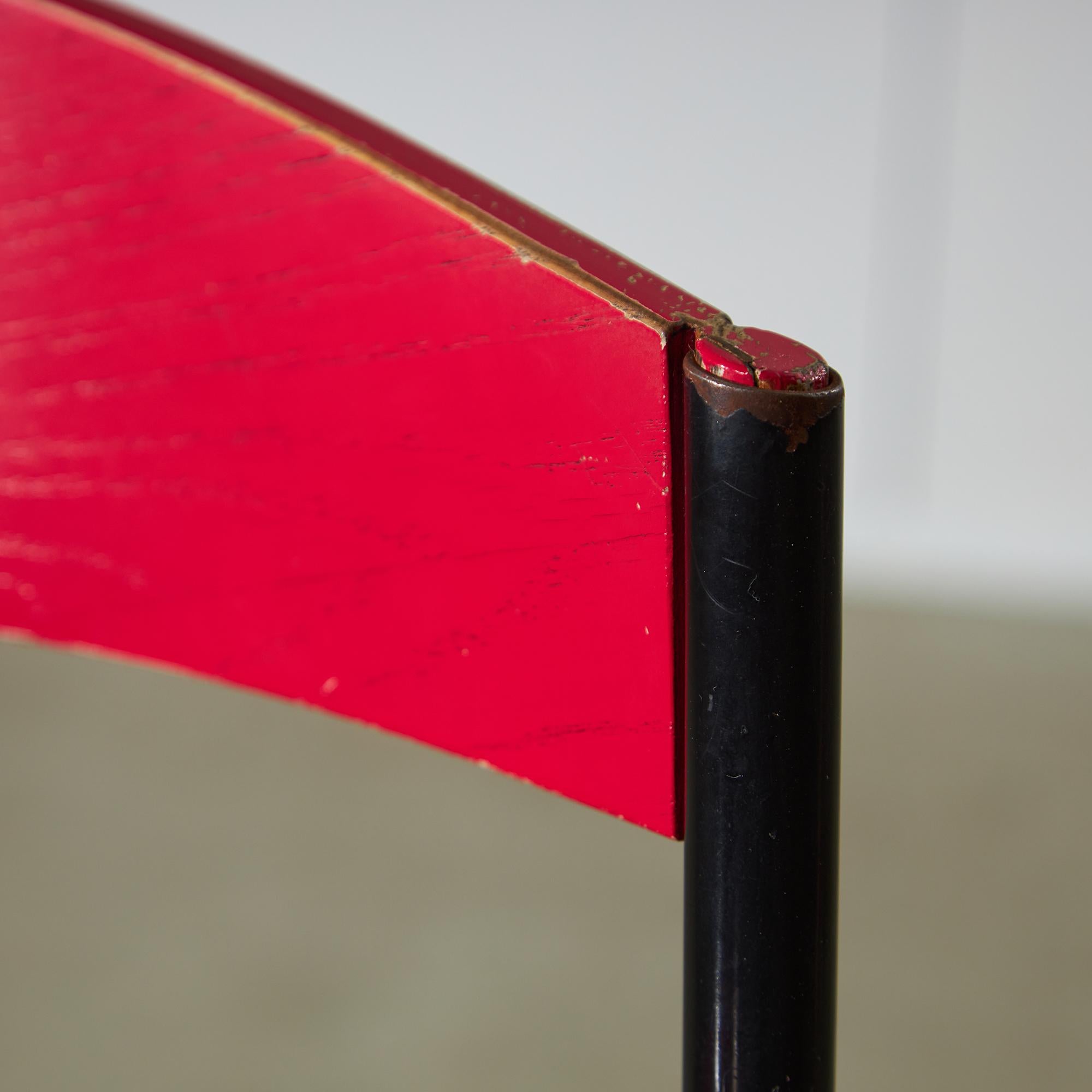Sedia in compensato rosso e struttura in metallo curvato in vendita 4