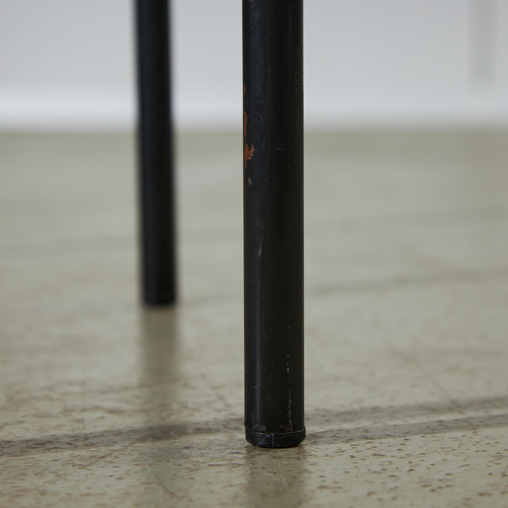 Stuhl aus rotem Sperrholz im Angebot 2
