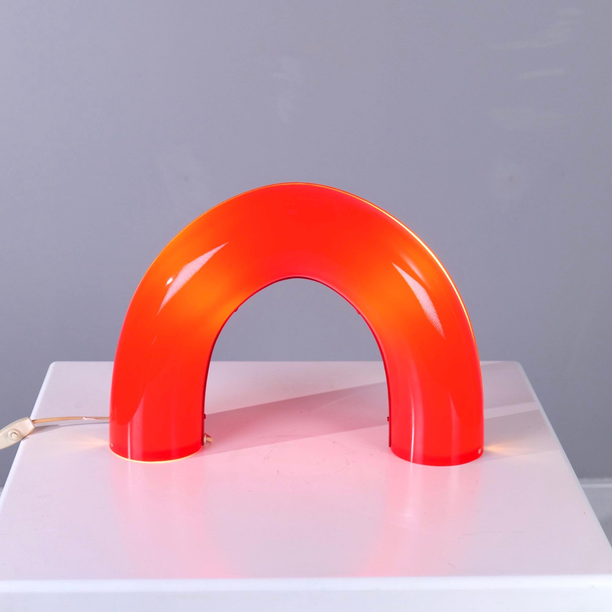 Temde red half ring desk lamp. The most rare Temde lamp.

1960's - Made in swiss

Very good& condition with signs of use.

No brakes or chips but minimal deformation.

dimensions:
33 cm heigh
42 cm width
13 cm