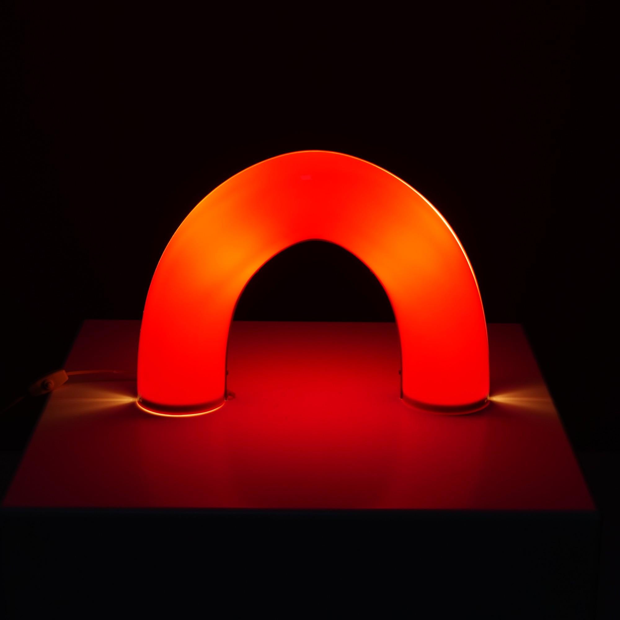 Mid-Century Modern Lampe de table nœud papillon rouge pop art par Temde en vente
