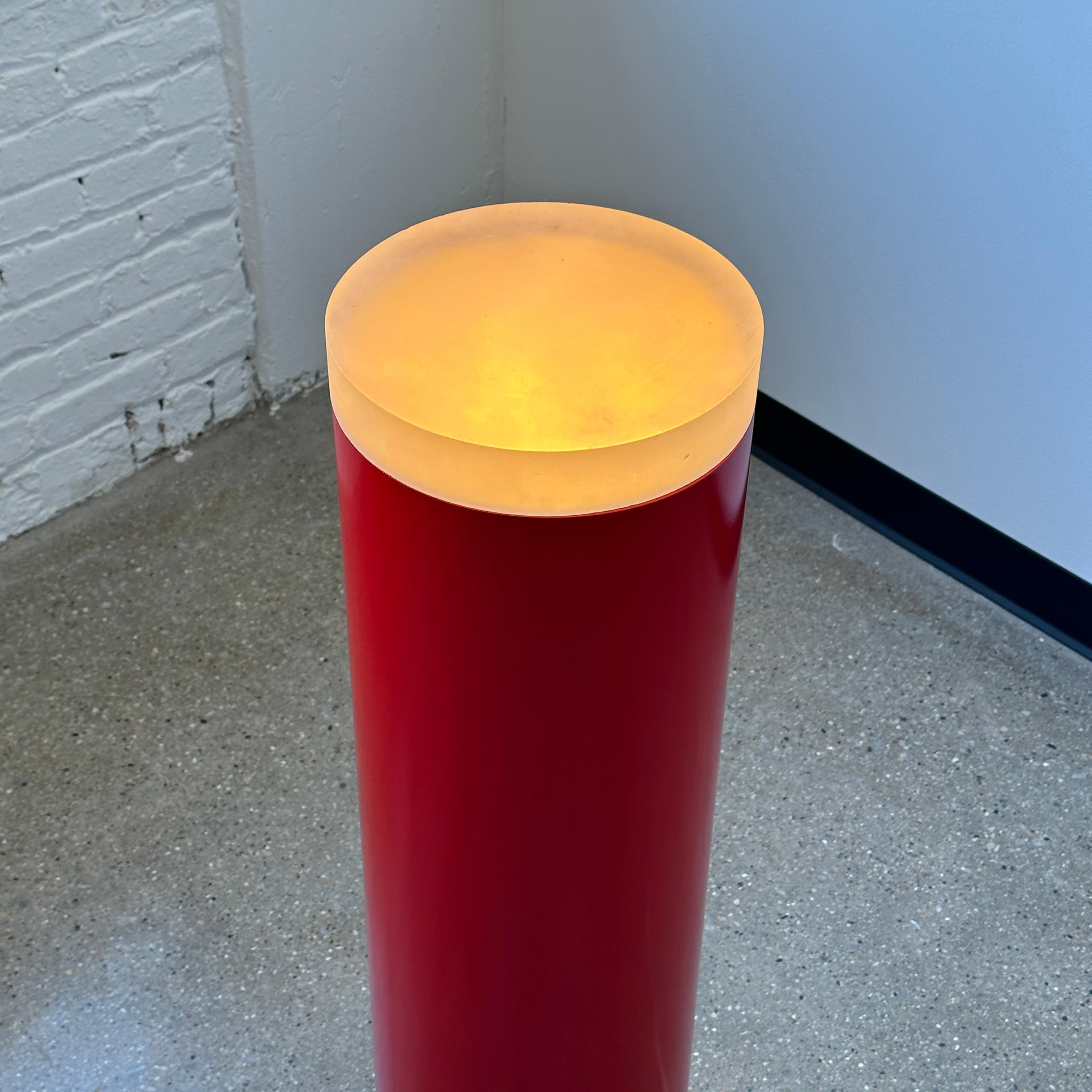 Rote postmoderne Stehlampe (Postmoderne) im Angebot