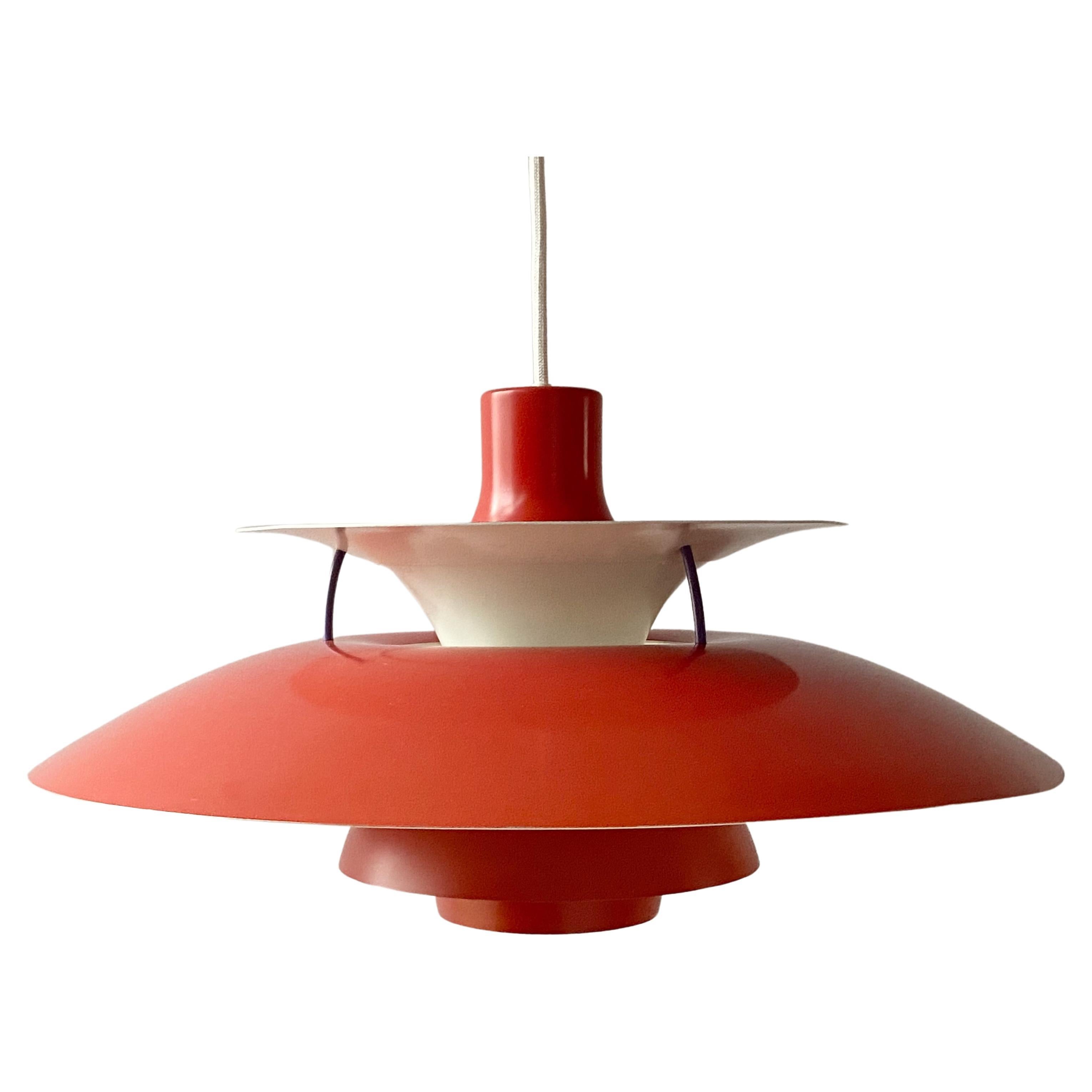 Lampe �à suspension PH 5 rouge Poul Henningsen de Louis Poulsen, Danemark