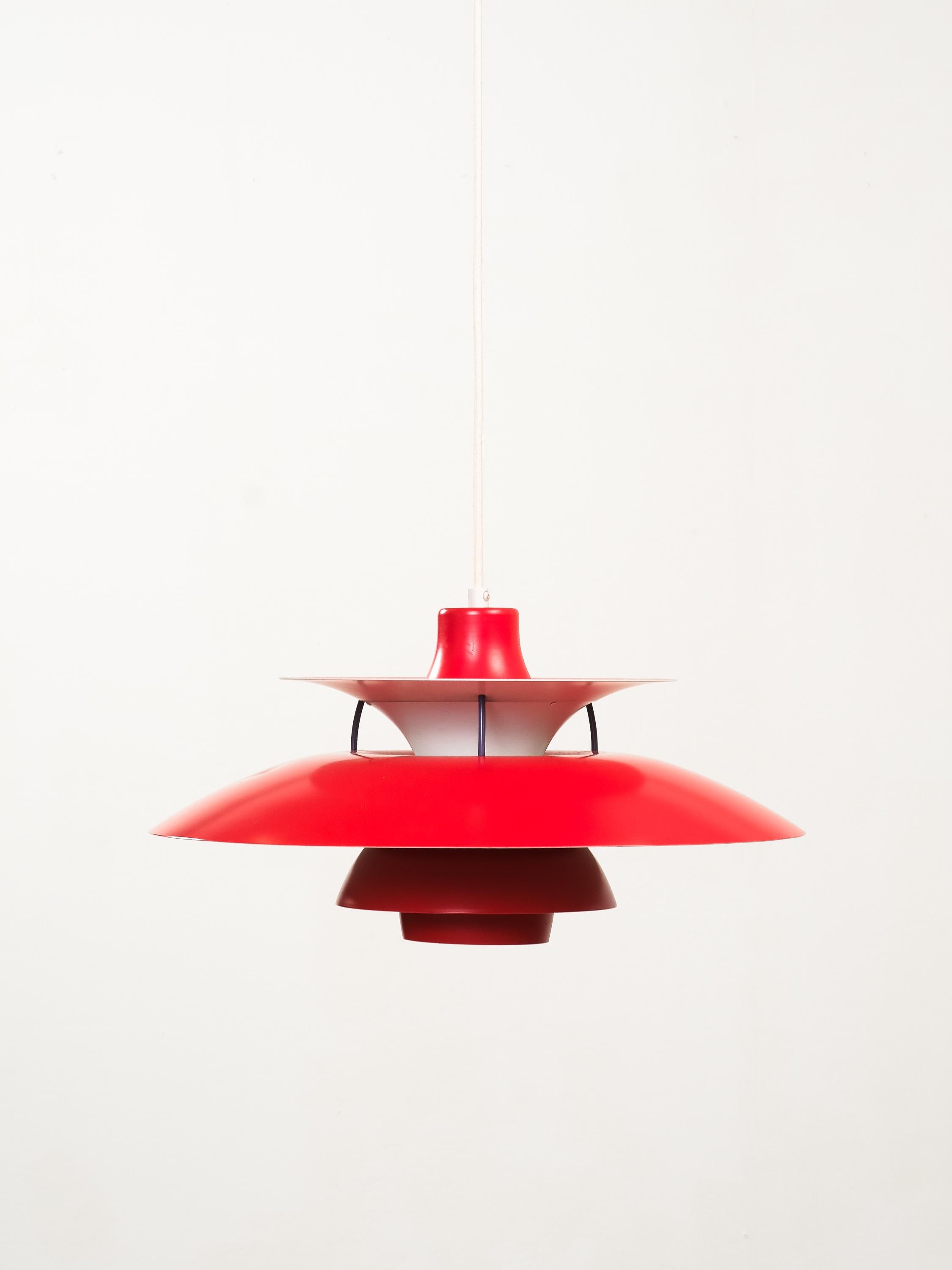Rare version Orno de la lampe PH5 classique de Poul Henningsen. Ce pendentif rouge, bleu et blanc était l'une des pièces fabriquées sous licence par Whiting en Finlande sous le numéro de modèle 61-327 (catalogue Orno 1964), ce qui en fait une pièce