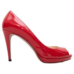 Décolleté con punta a spillo in vernice rossa di Prada