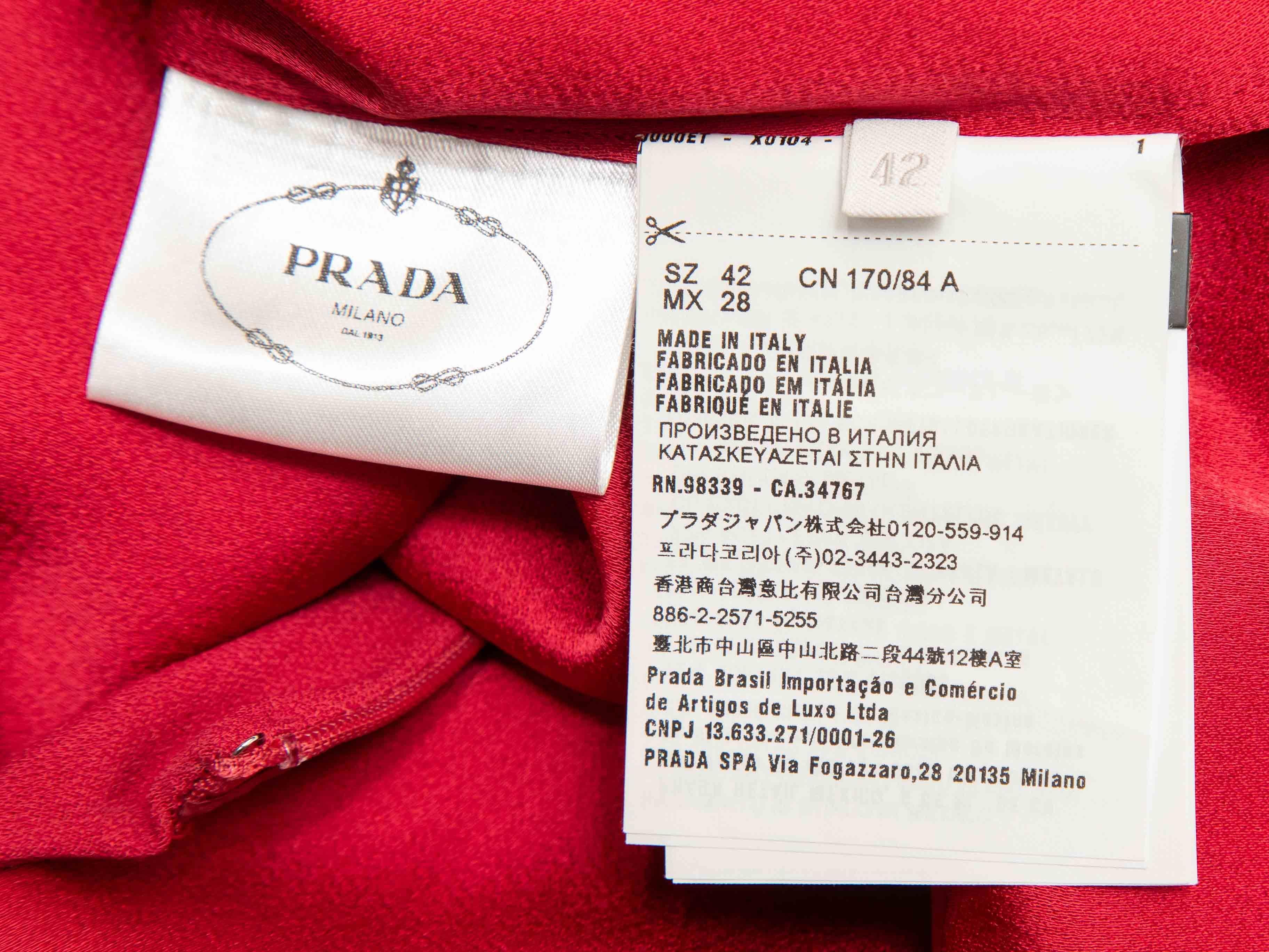 Robe sans manches ornée de strass rouge de Prada Taille IT 42 en vente 1