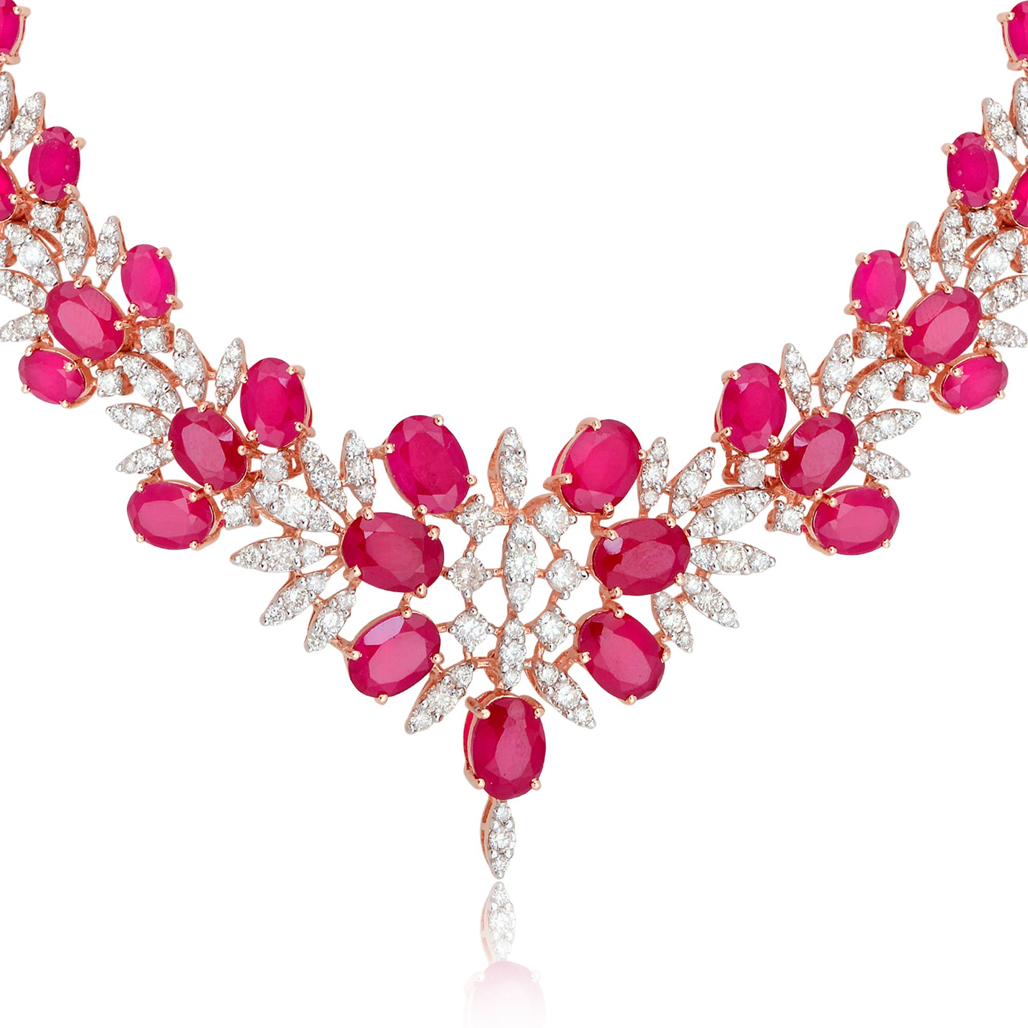 Moderno Collana girocollo con gemme lavorate rosse con pavé di diamanti in oro rosa 14K Gioielli di pregio in vendita