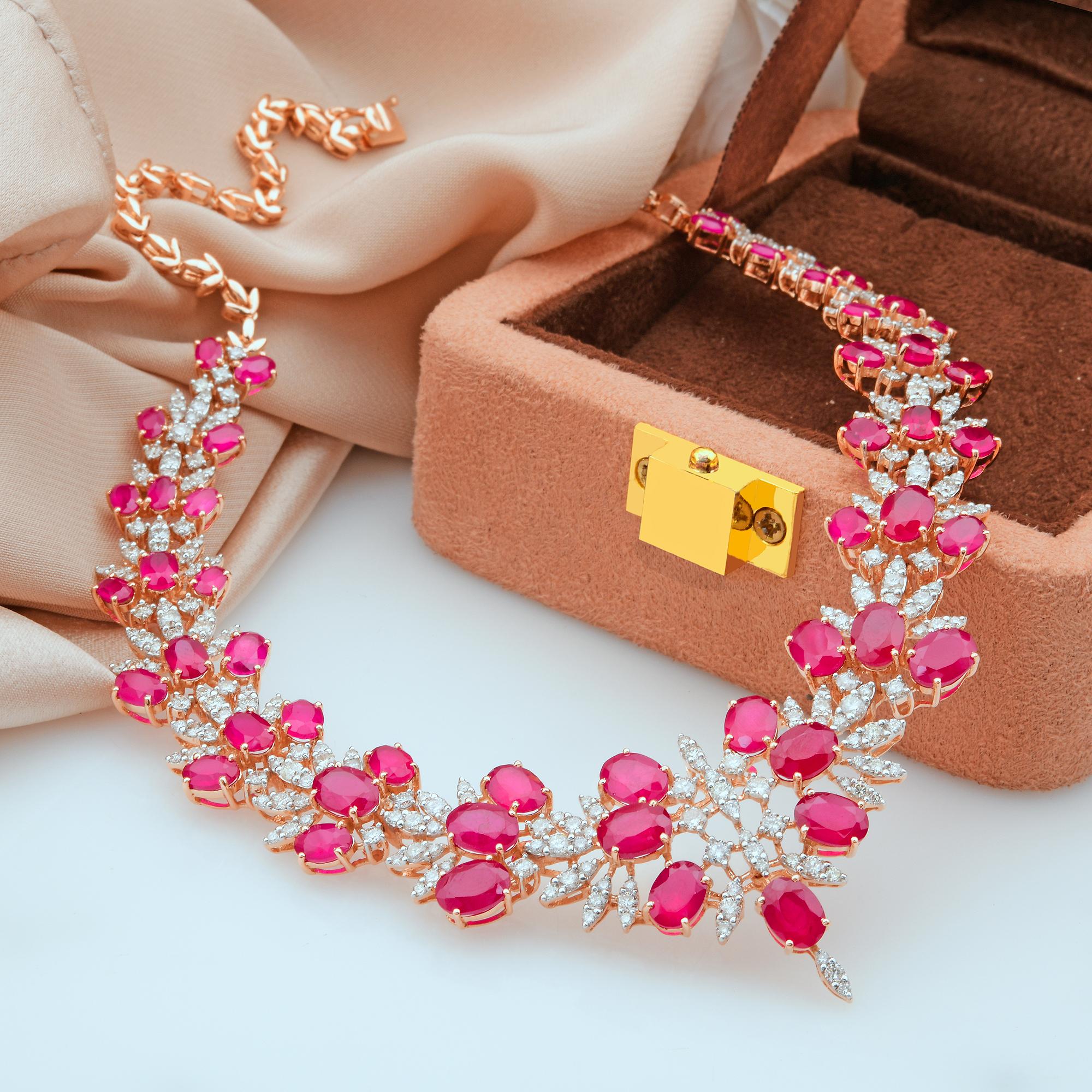 Taglio ovale Collana girocollo con gemme lavorate rosse con pavé di diamanti in oro rosa 14K Gioielli di pregio in vendita