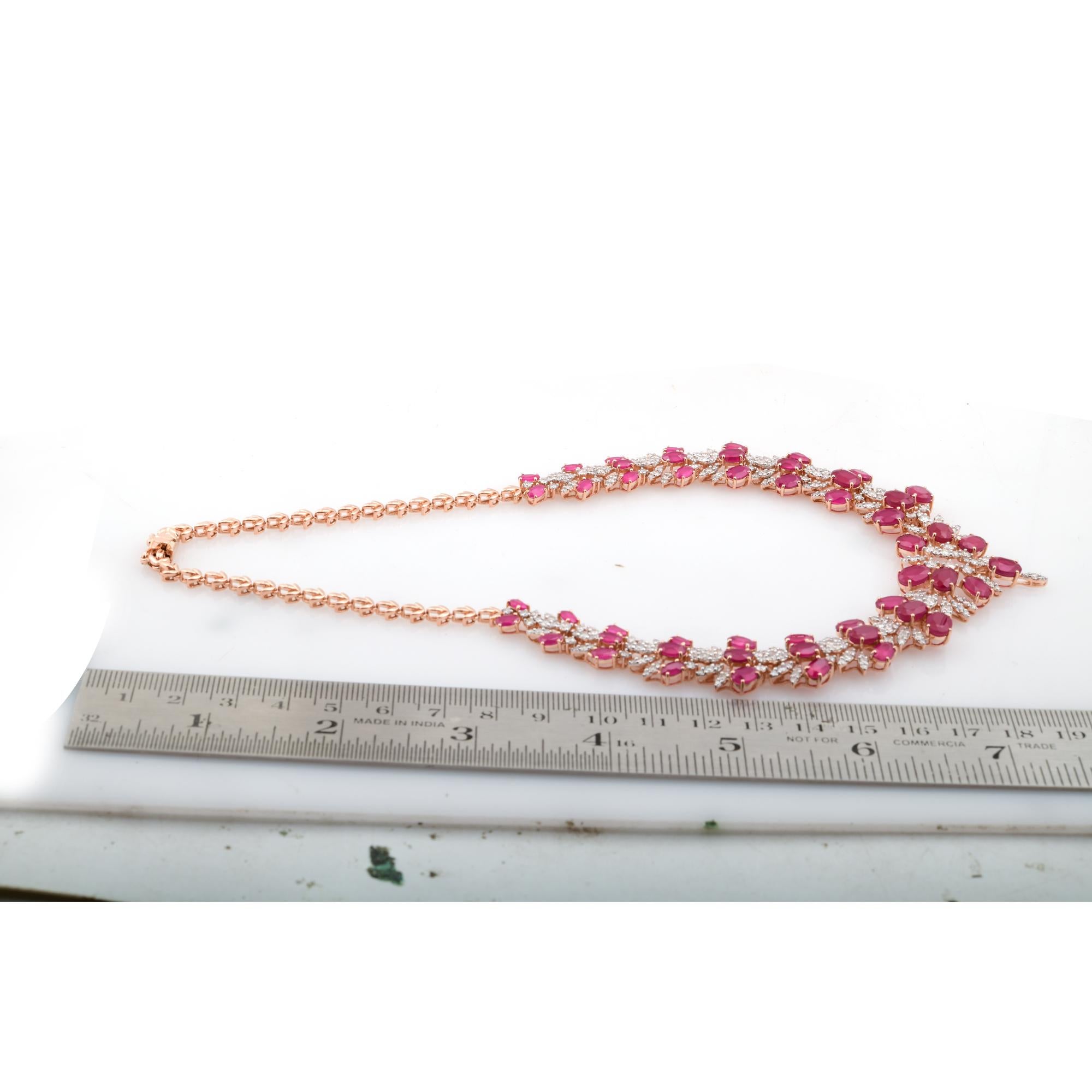 Collana girocollo con gemme lavorate rosse con pavé di diamanti in oro rosa 14K Gioielli di pregio In condizioni Nuovo in vendita a Diera, Dubai