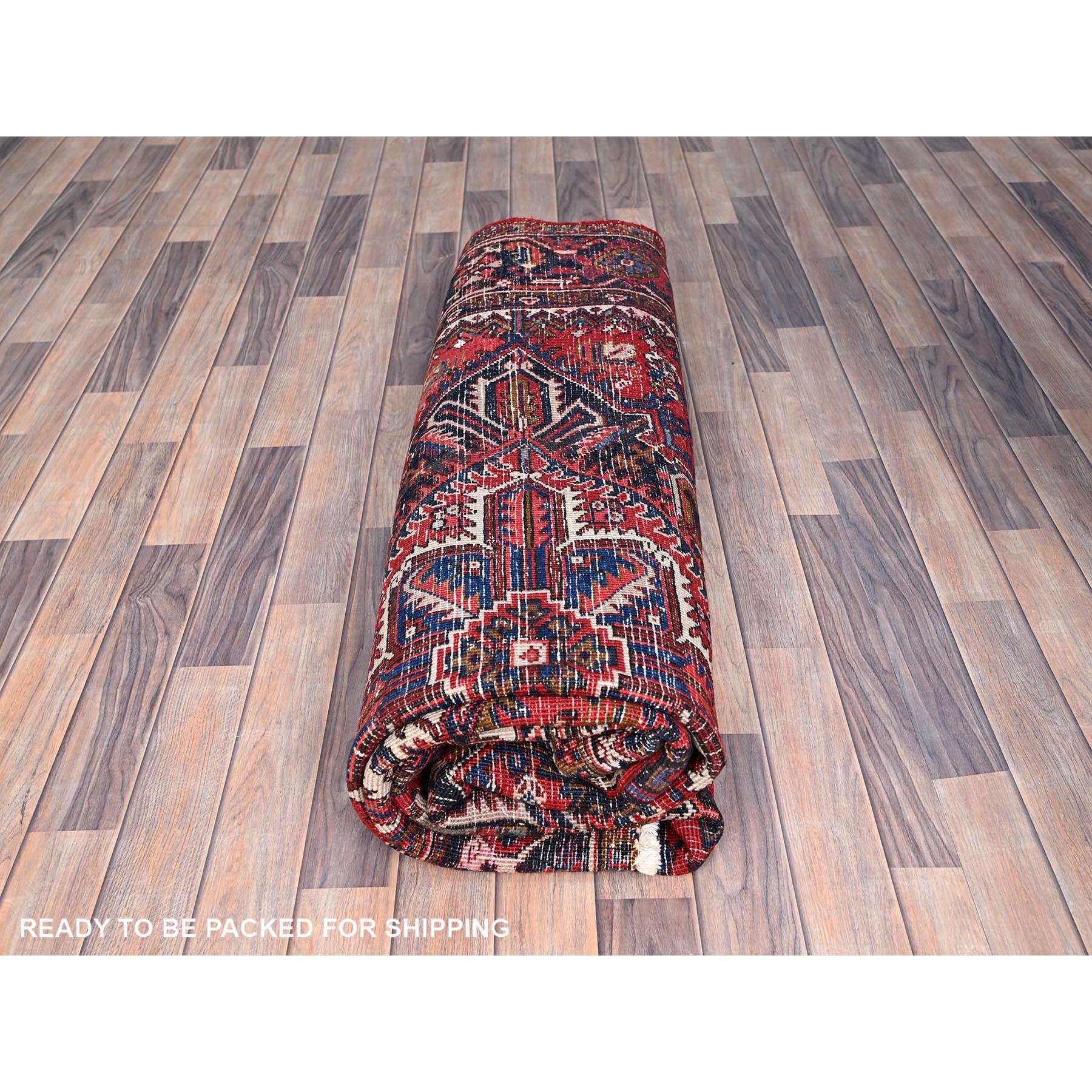Tapis ancien persan Heriz noué à la main, en laine, nettoyé par un professionnel et uniformément usé en vente 2
