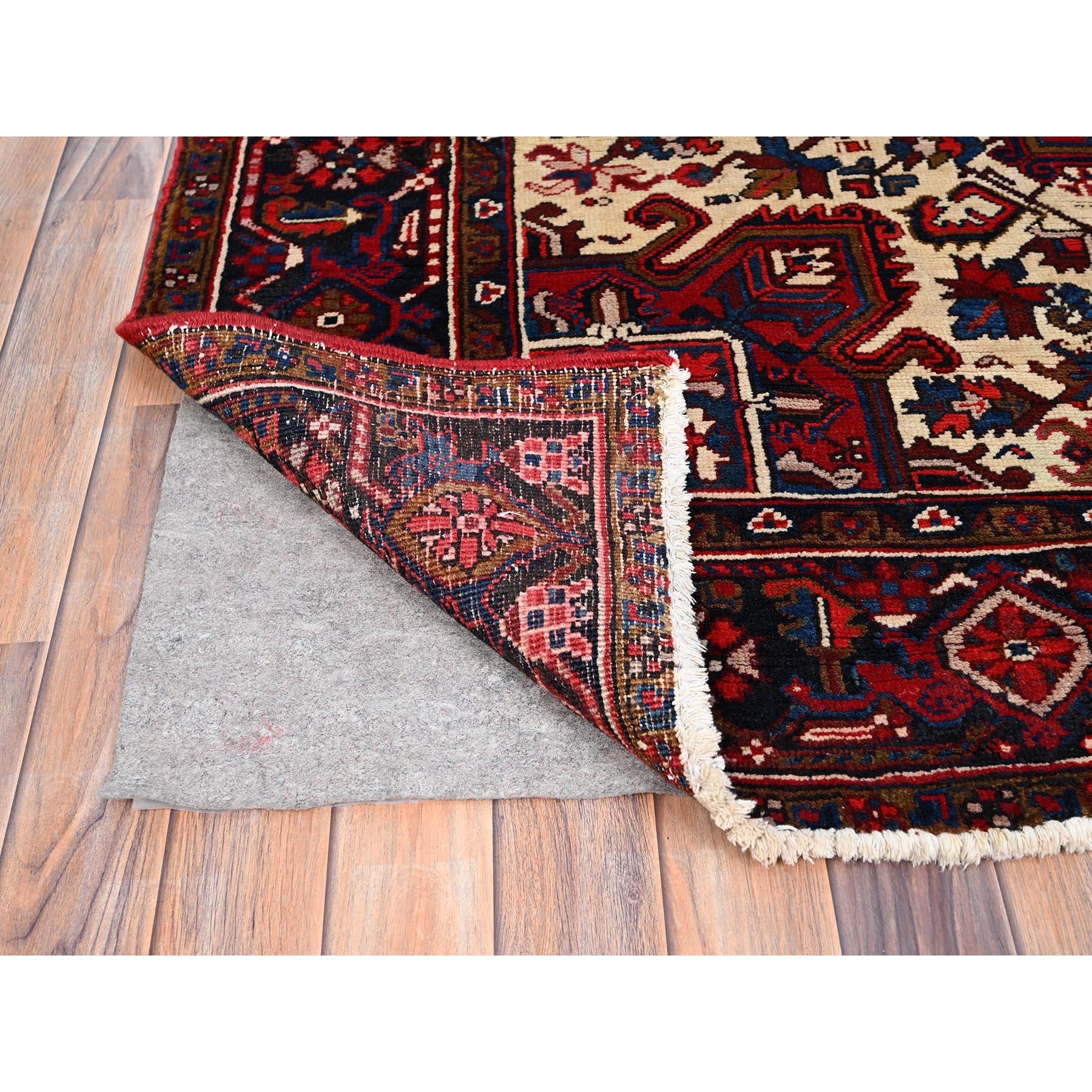 Noué à la main Tapis ancien persan Heriz noué à la main, en laine, nettoyé par un professionnel et uniformément usé en vente