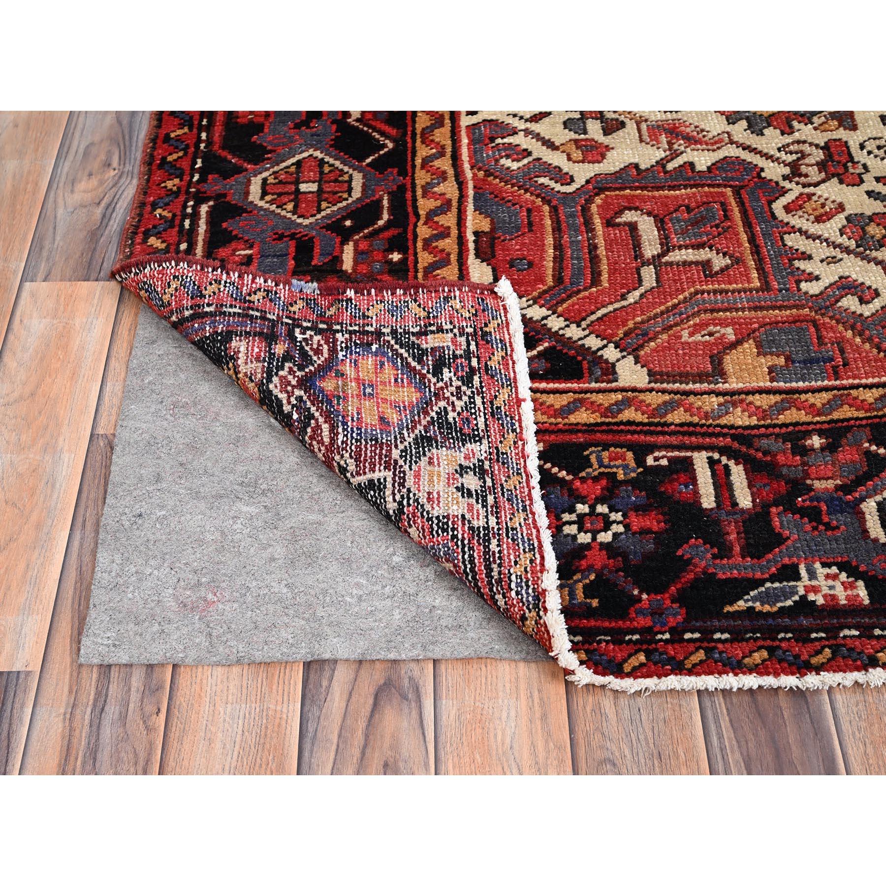 Excellent tapis oriental rouge persan vintage Heriz noué à la main Excellent état - En vente à Carlstadt, NJ