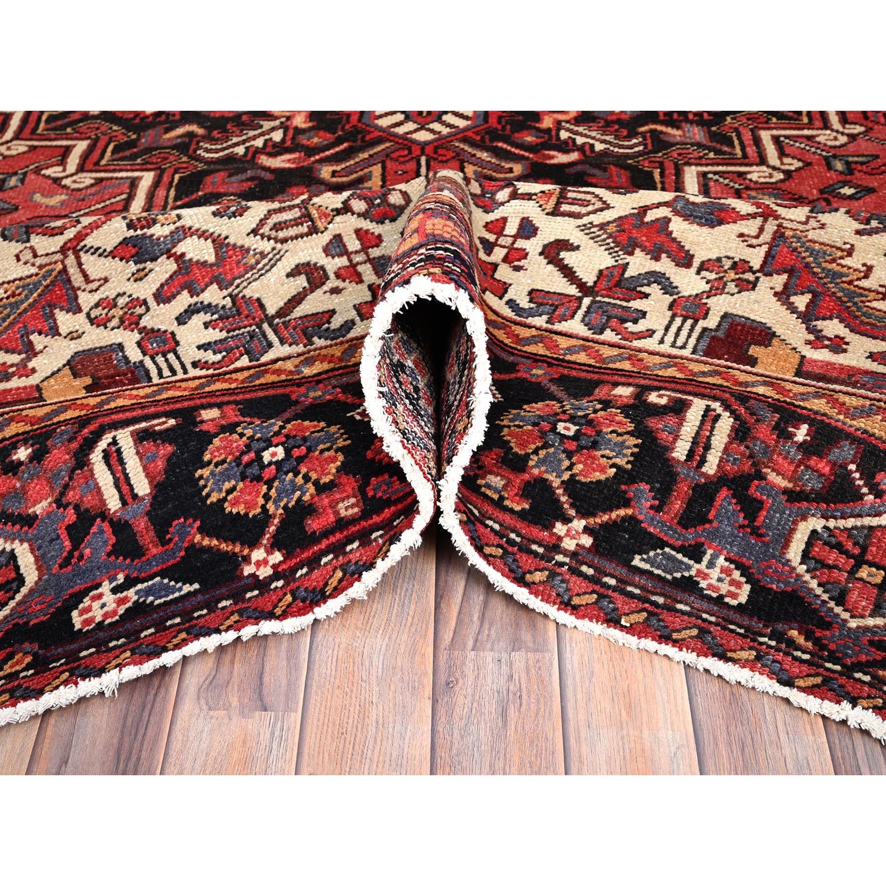 Milieu du XXe siècle Excellent tapis oriental rouge persan vintage Heriz noué à la main en vente