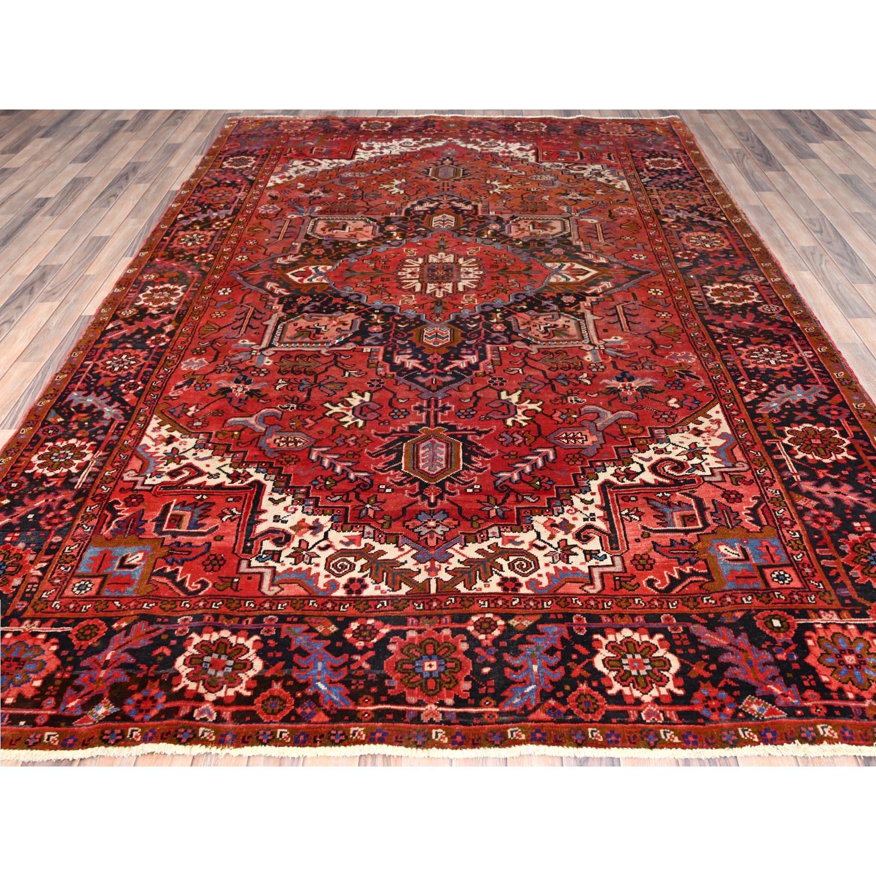 Roter, handgeknüpfter, rustikaler Vintage-Teppich aus reiner Wolle mit persischem Heriz-Look (Böhmisch) im Angebot