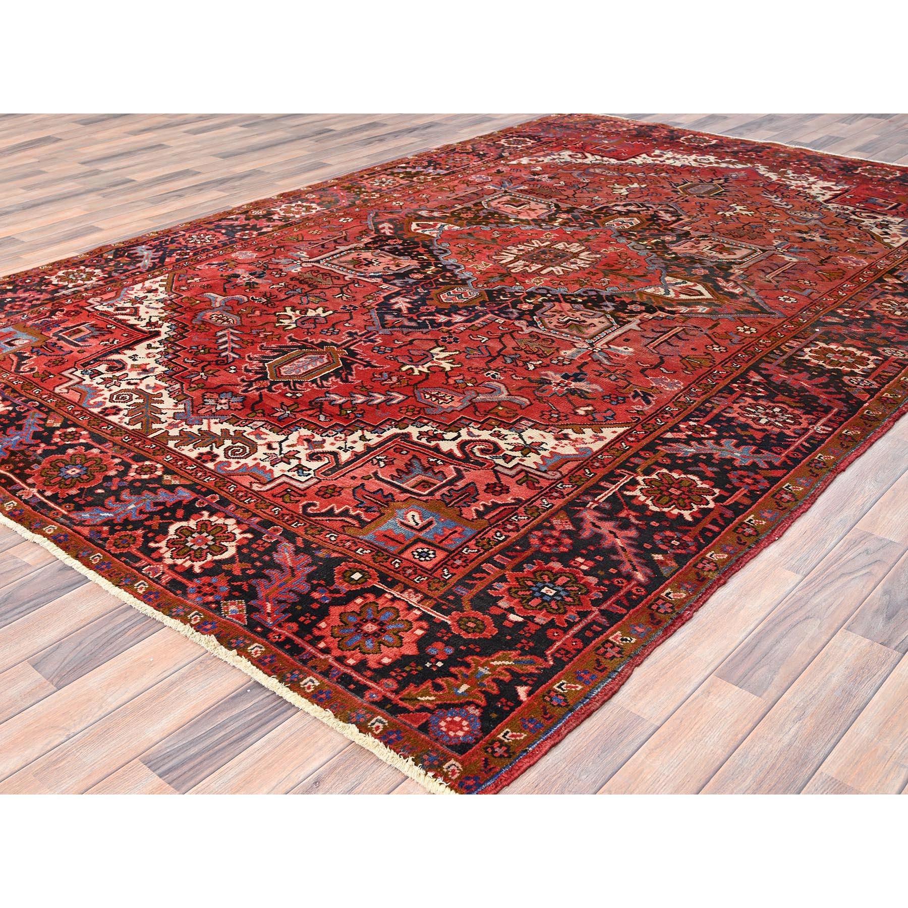 Perse Tapis Heriz de style bohème vintage en pure laine rouge, noué à la main, à l'aspect rustique en vente