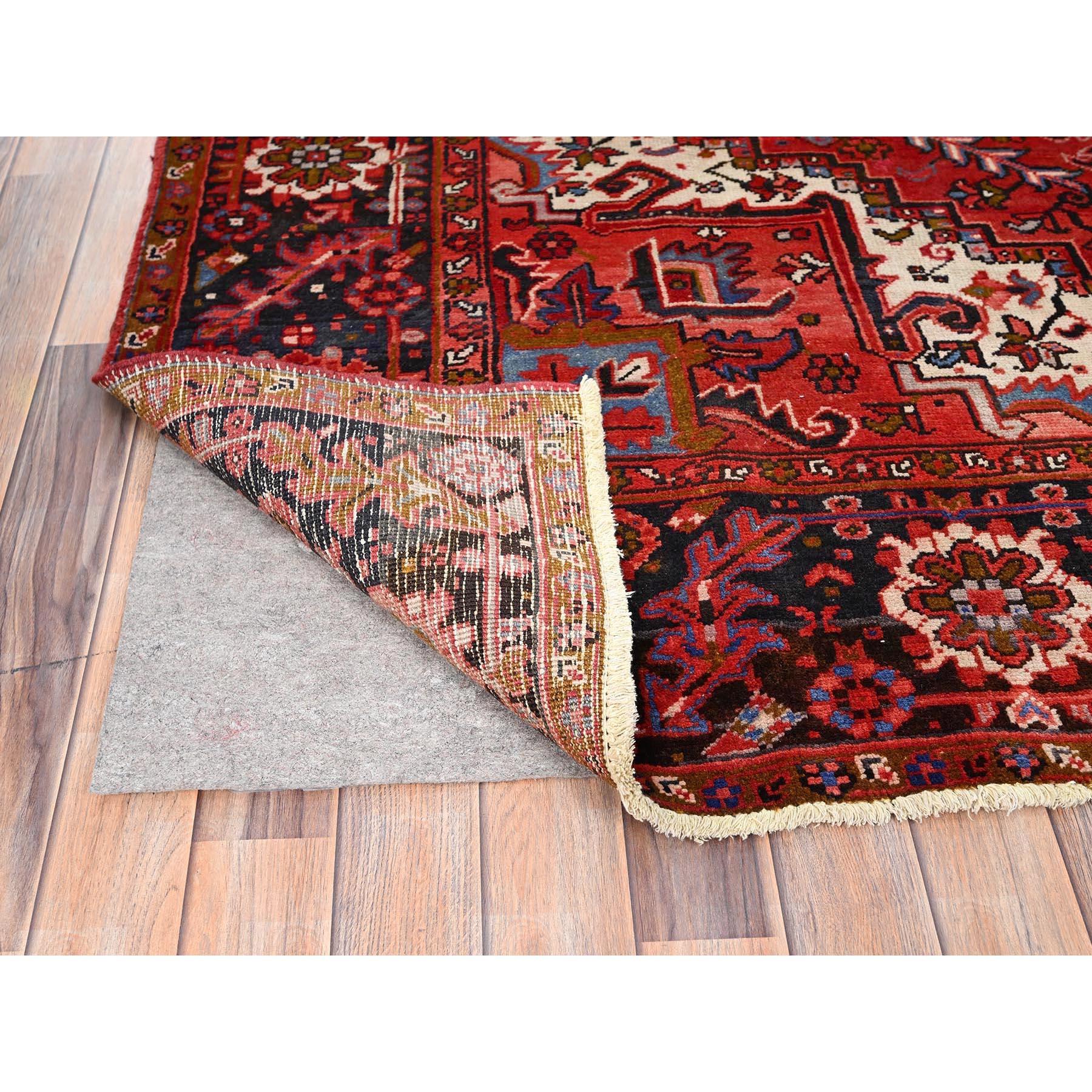 Noué à la main Tapis Heriz de style bohème vintage en pure laine rouge, noué à la main, à l'aspect rustique en vente