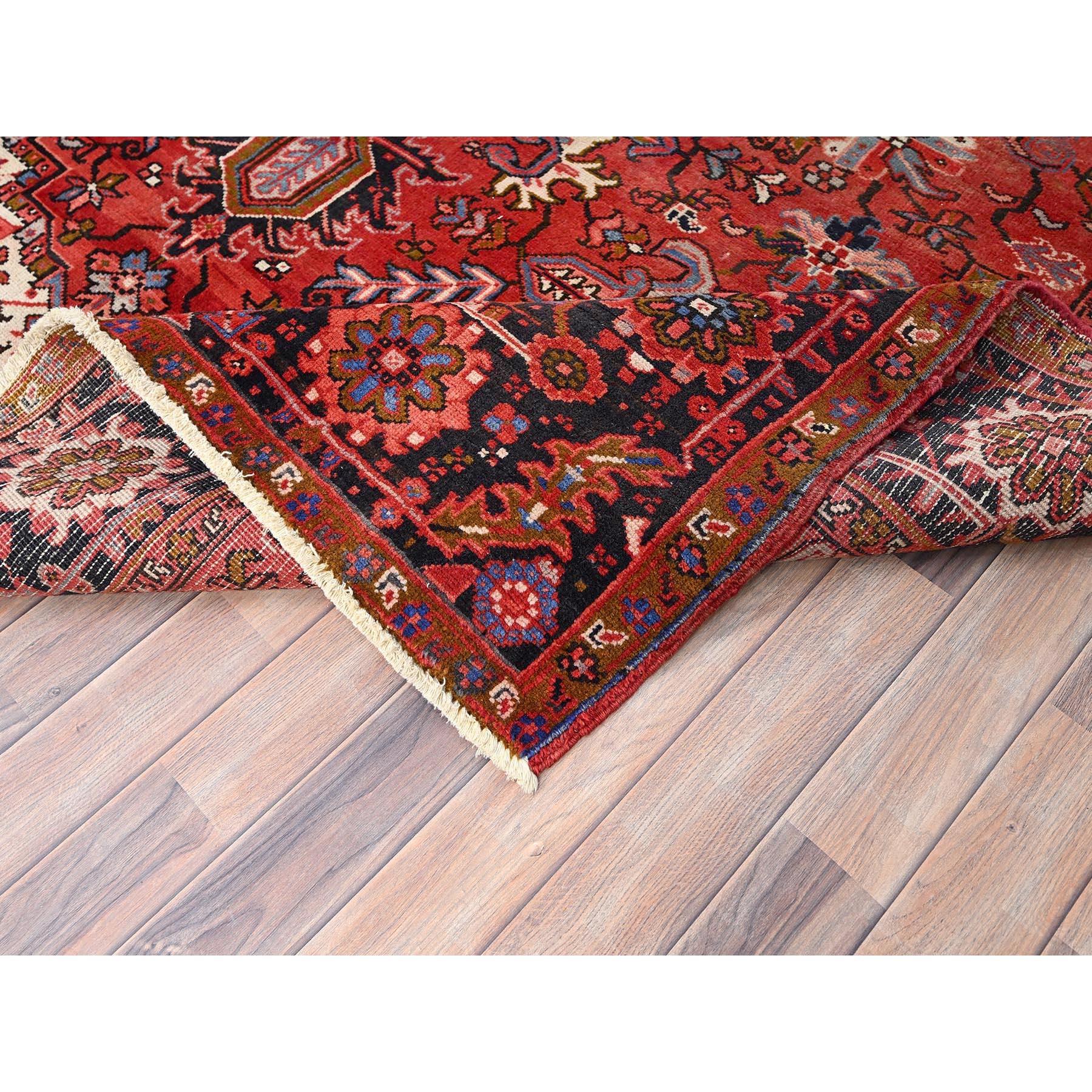 Roter, handgeknüpfter, rustikaler Vintage-Teppich aus reiner Wolle mit persischem Heriz-Look (Mitte des 20. Jahrhunderts) im Angebot