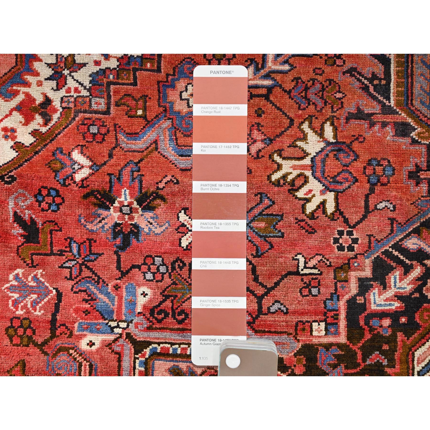 Roter, handgeknüpfter, rustikaler Vintage-Teppich aus reiner Wolle mit persischem Heriz-Look im Angebot 1